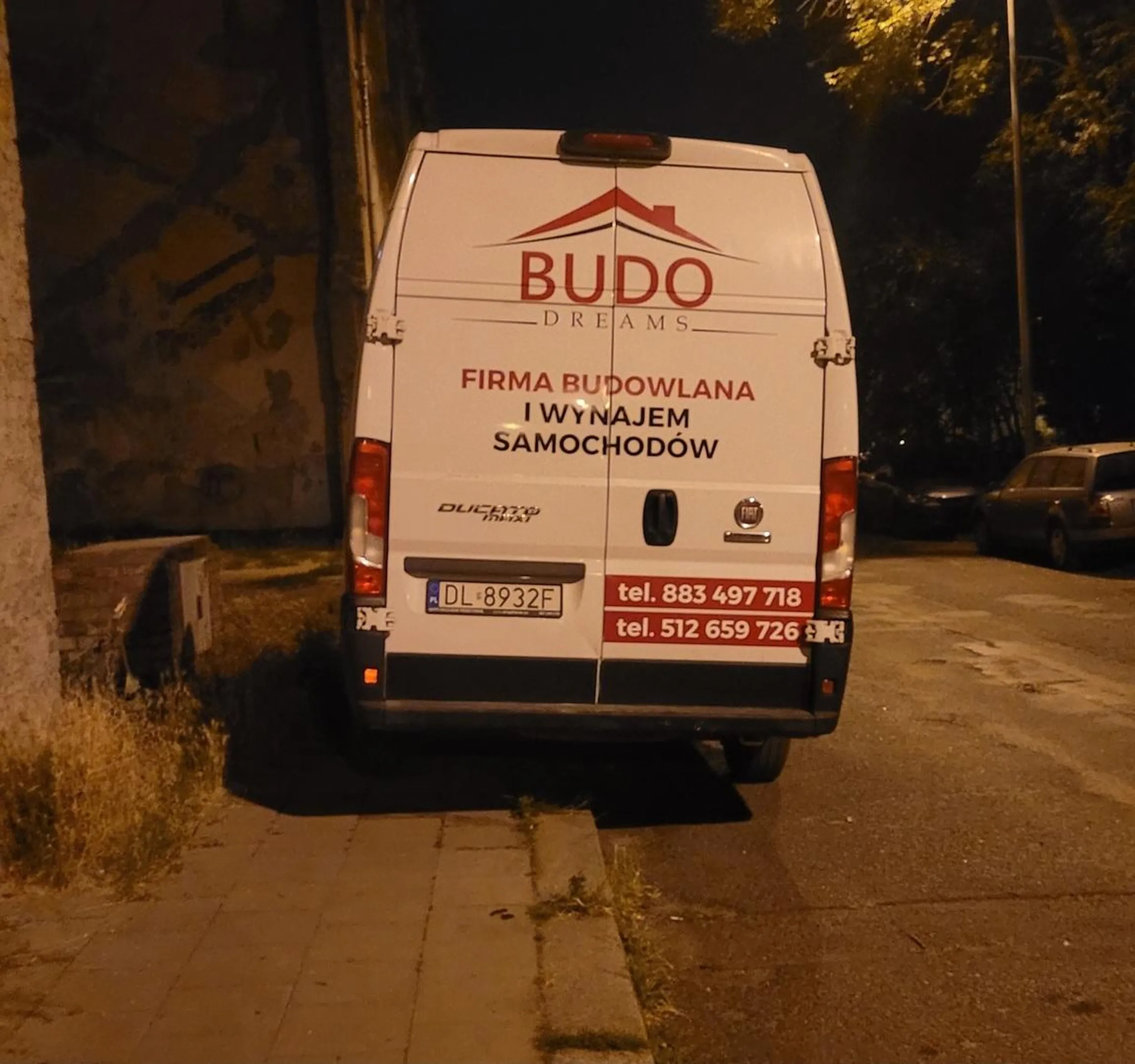 Chłop co zamiast wjechać na swoją poseje zajmuje miejsca mieszkańcom.