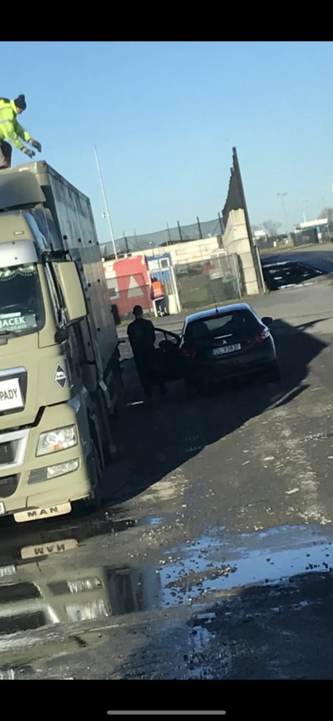 Chamstwo , kierowca ciężarówki plandekuje naczepę a gościu sie zatrzymuje i sika mu na koło , brak słów