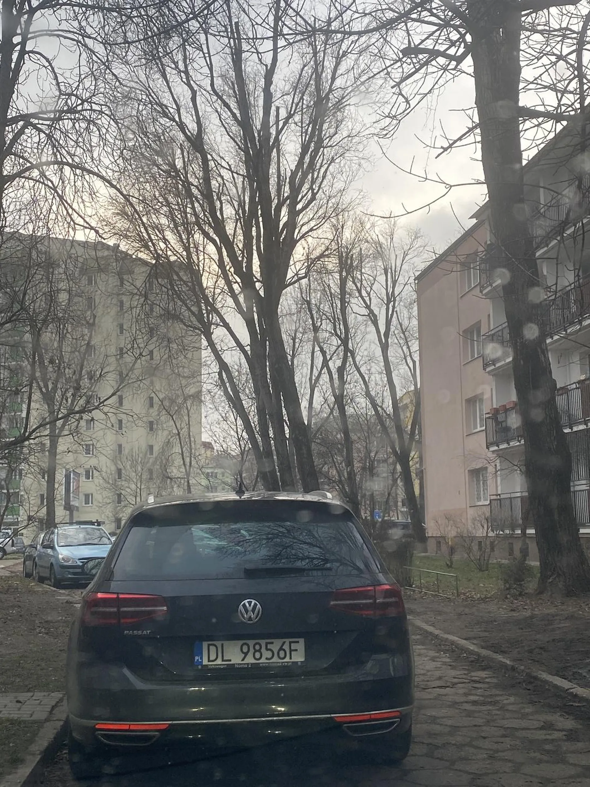 Nie potrafi parkować. Zostawił auto na środku ślepej uliczki blokując przejazd zakorkowanym samochodom.