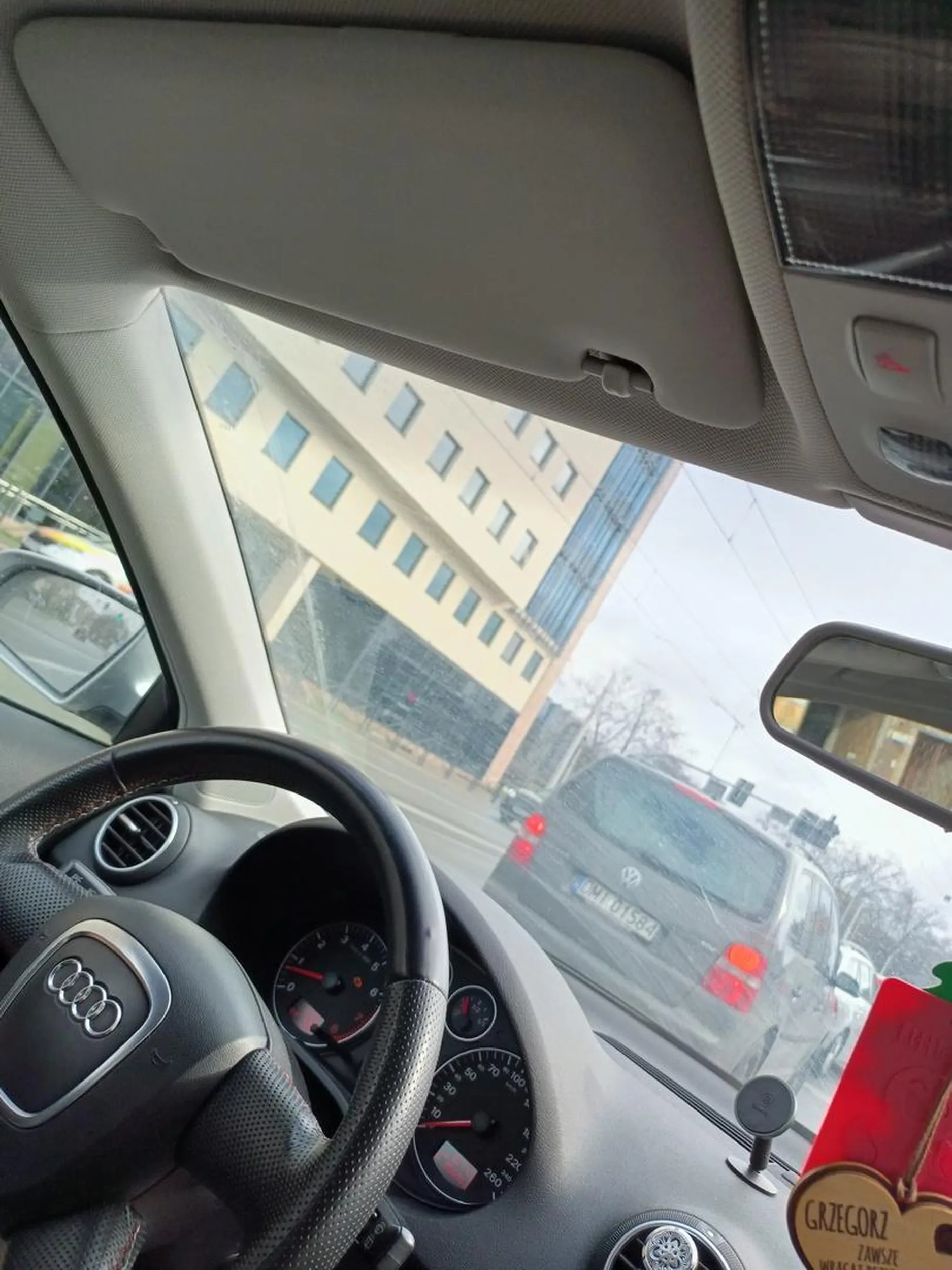 Wymusza pierwszeństwo, prawie we mnie wjechał i ma to gdzieś... Jeszcze przejeżdża na czerwonym