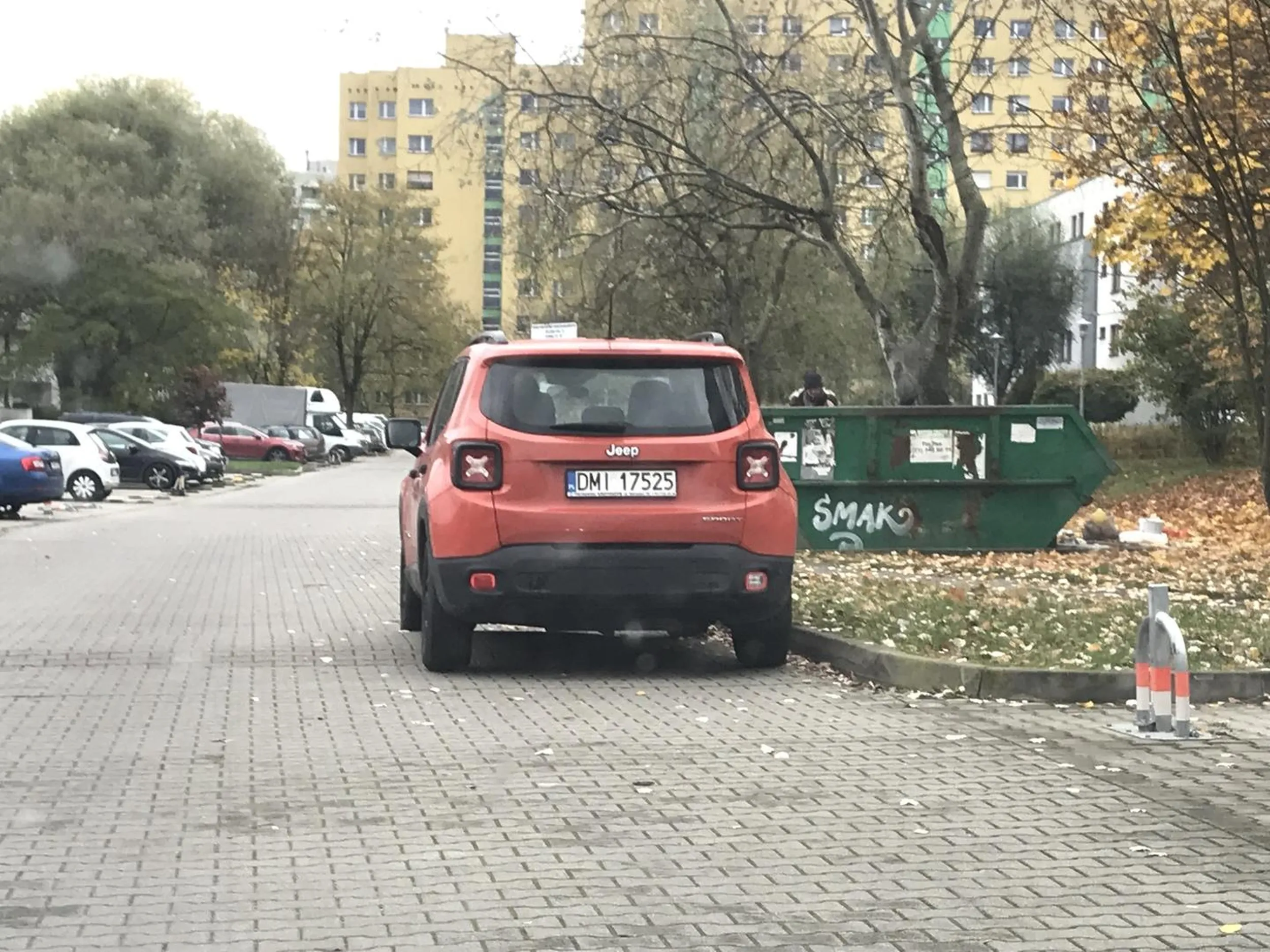 Kolejny biedaczek z Milicza, którego po wydaniu całego swojego majątku na dżipka nie stać już na płatne miejsce parkingowe, więc musi blokować wyjazd z osiedla, bo duma nie pozwoli mu zaparkować kawałek dalej na publicznym miejscu.