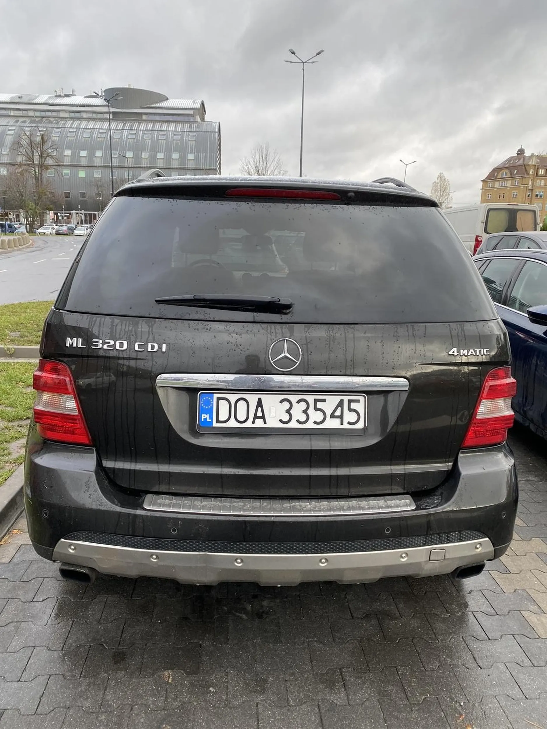 C*W*E*L, który wjeżdża ludziom na miejsce postojowe, gdy ci grzecznie czekają aż poprzedni kierowca wyjeżdża i jeszcze się śmieje w twarz mówiąc „trudno”. Burak jakich mało!