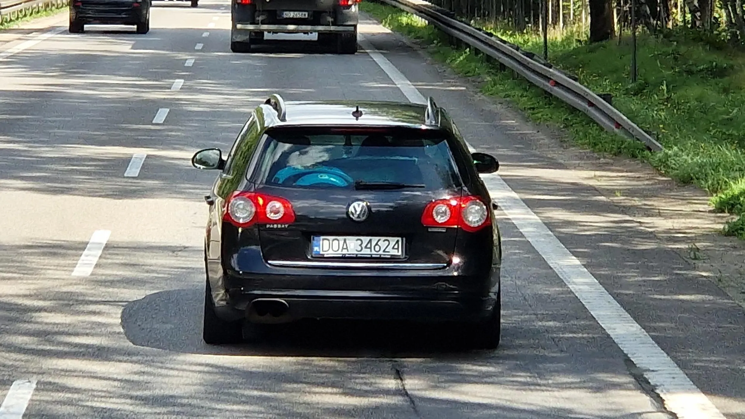 Typowy bezmozgi turysta. Wczoraj na obwodnicy Trójmiasta kierowca gotów był poświęcić zdrowie swojej rodziny, wyprzedzając ciężarówki i za każdym razem wyjeżdżając przed zderzak a następnie hamując (mając przed sobą średnio 50m do poprzedzajacego go auta) o około 30km/h.