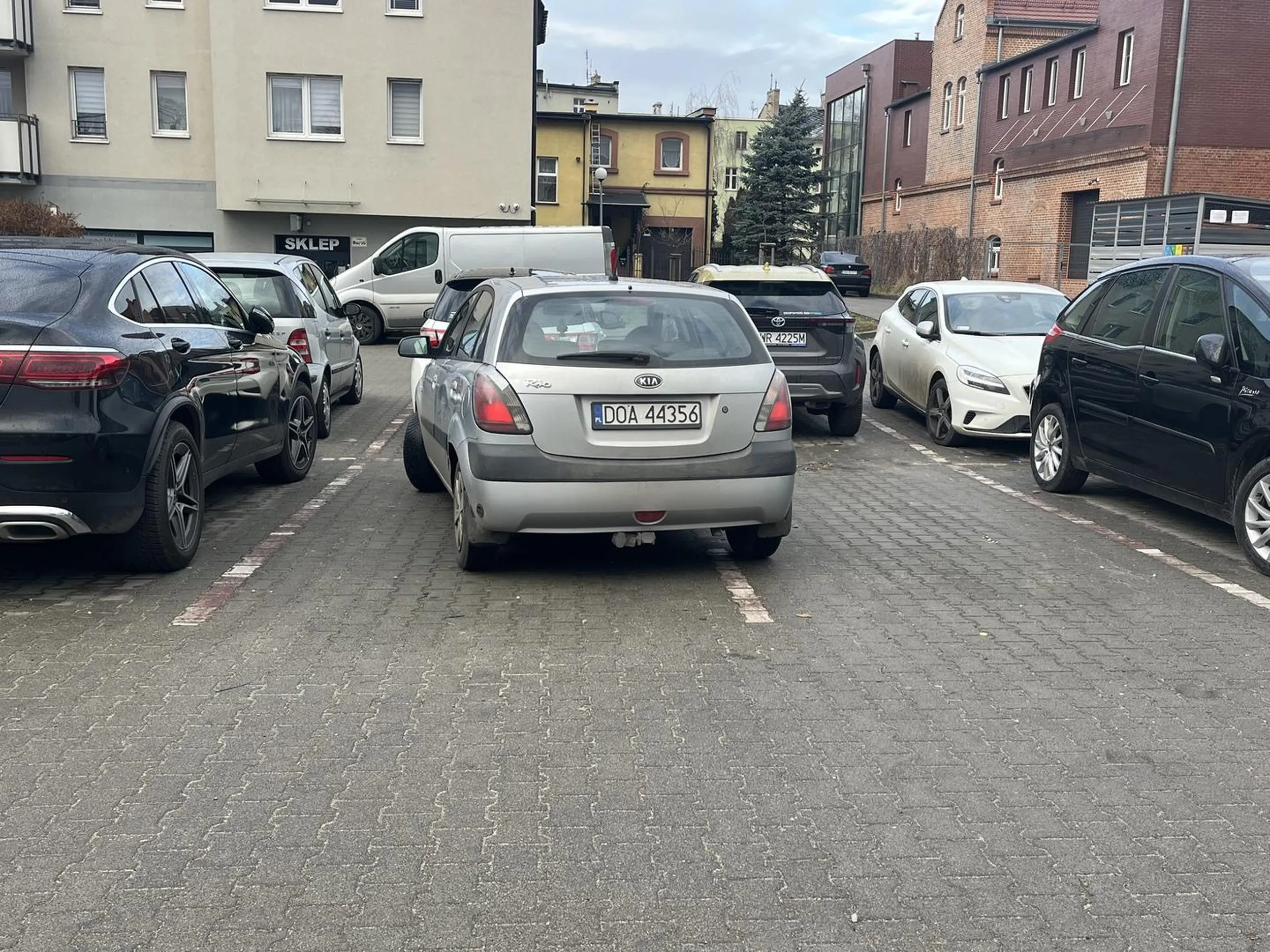 Mistrz parkowania! Parking pełen, znajdujesz miejsce, ale nie zaparkujesz bo król szos potrzebuje dwóch miejsc.