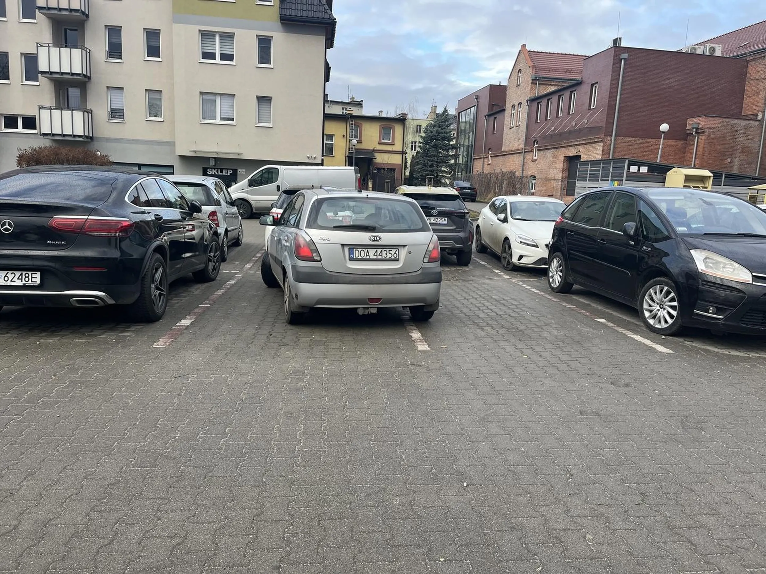 Mistrz parkowania! Parking pełen, znajdujesz miejsce, ale nie zaparkujesz bo król szos potrzebuje dwóch miejsc.