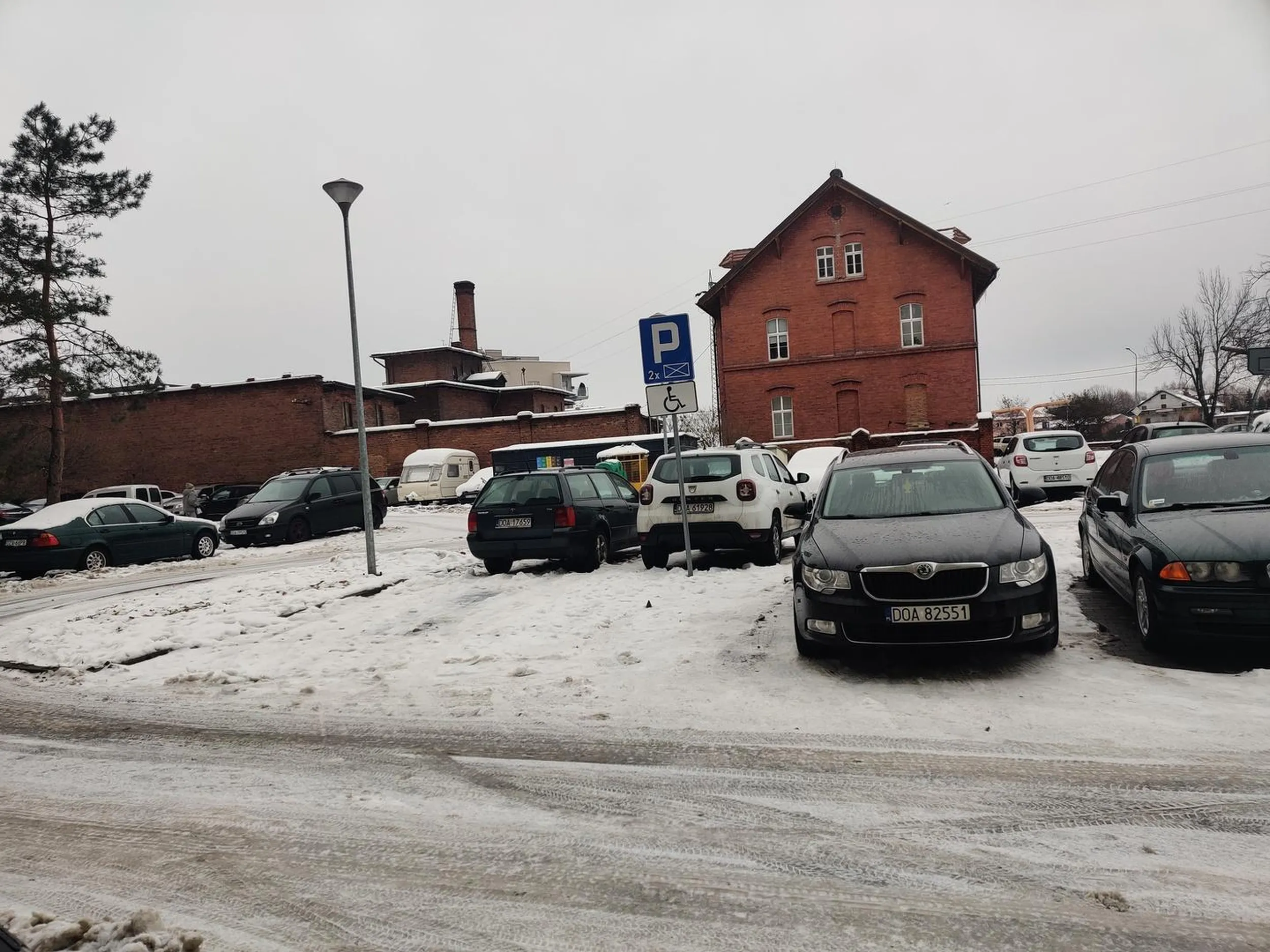 Kolejny tłuk, parkowanie na miejscu dla niepełnosprawnych. Stając do krawędzi rżnie tylko głupa.