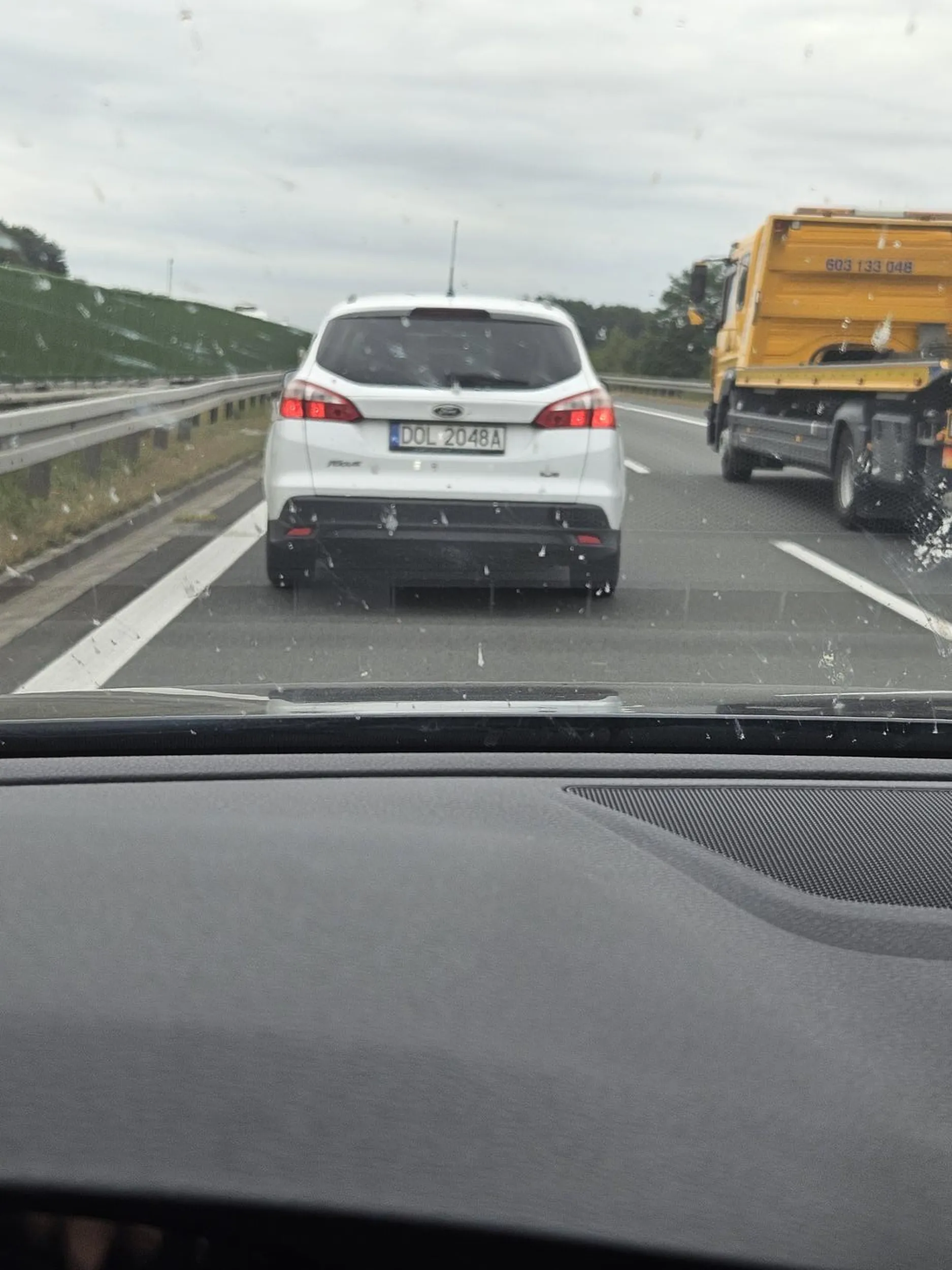 Nie patrzy w lusterka, nagle zmienia pas, wlecze się lewym pasem.