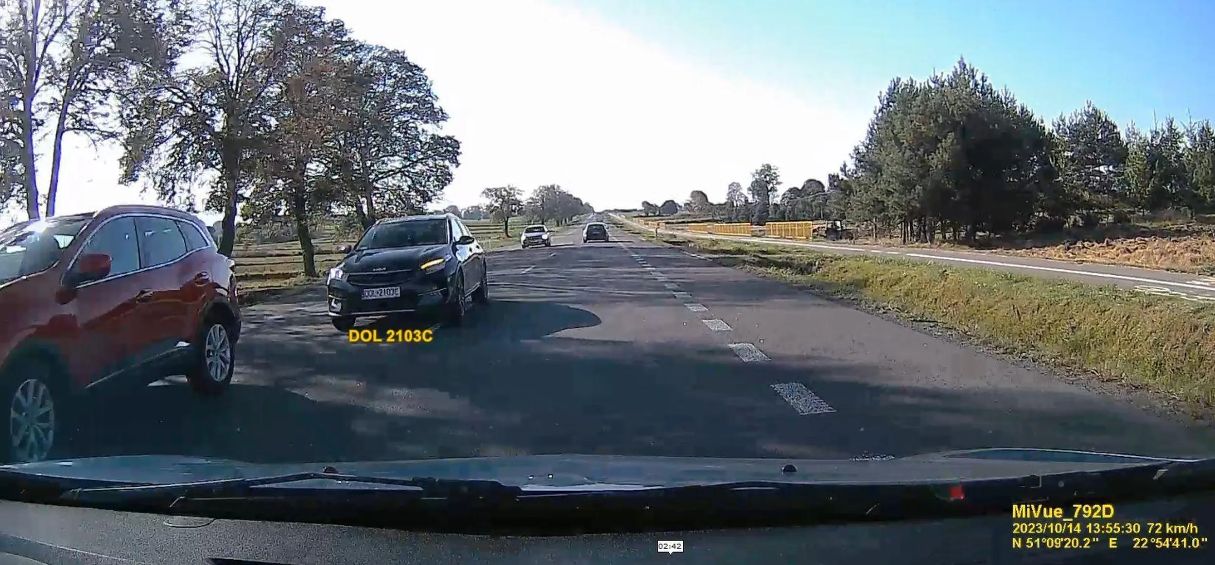 I dziwią się że tyle jest zderzeń czołowych. Oleśnickie buraczysko w Kijance zjeżdza na przeciwny pas ruchu bo musi wyprzedzić na trzeciego a za mną nie było żadnego samochodu. No cóż burak to burak i nic go nie zmieni chyba że ktoś cięższy od mojego samochody nie zdąży zareagować i wyrwie go bez liści