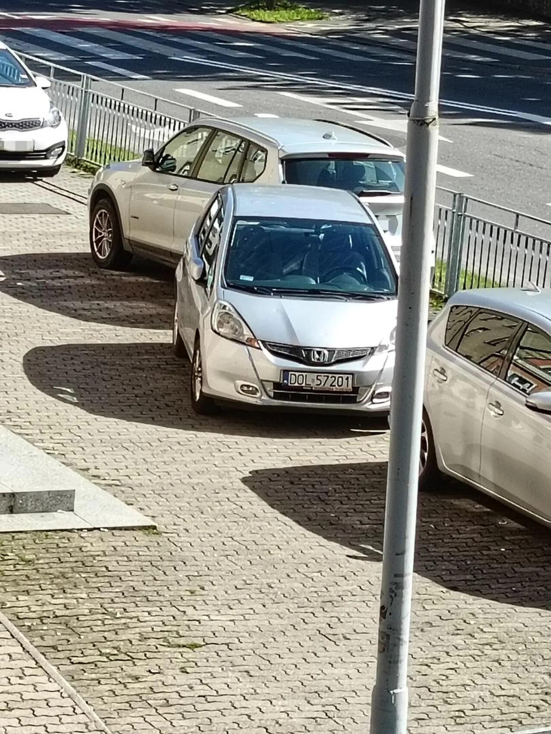 Parkowanie pierwsza klasa. Ludzie w tych czasach parkują, nie ma miejsca to nie problem się zrobi samo