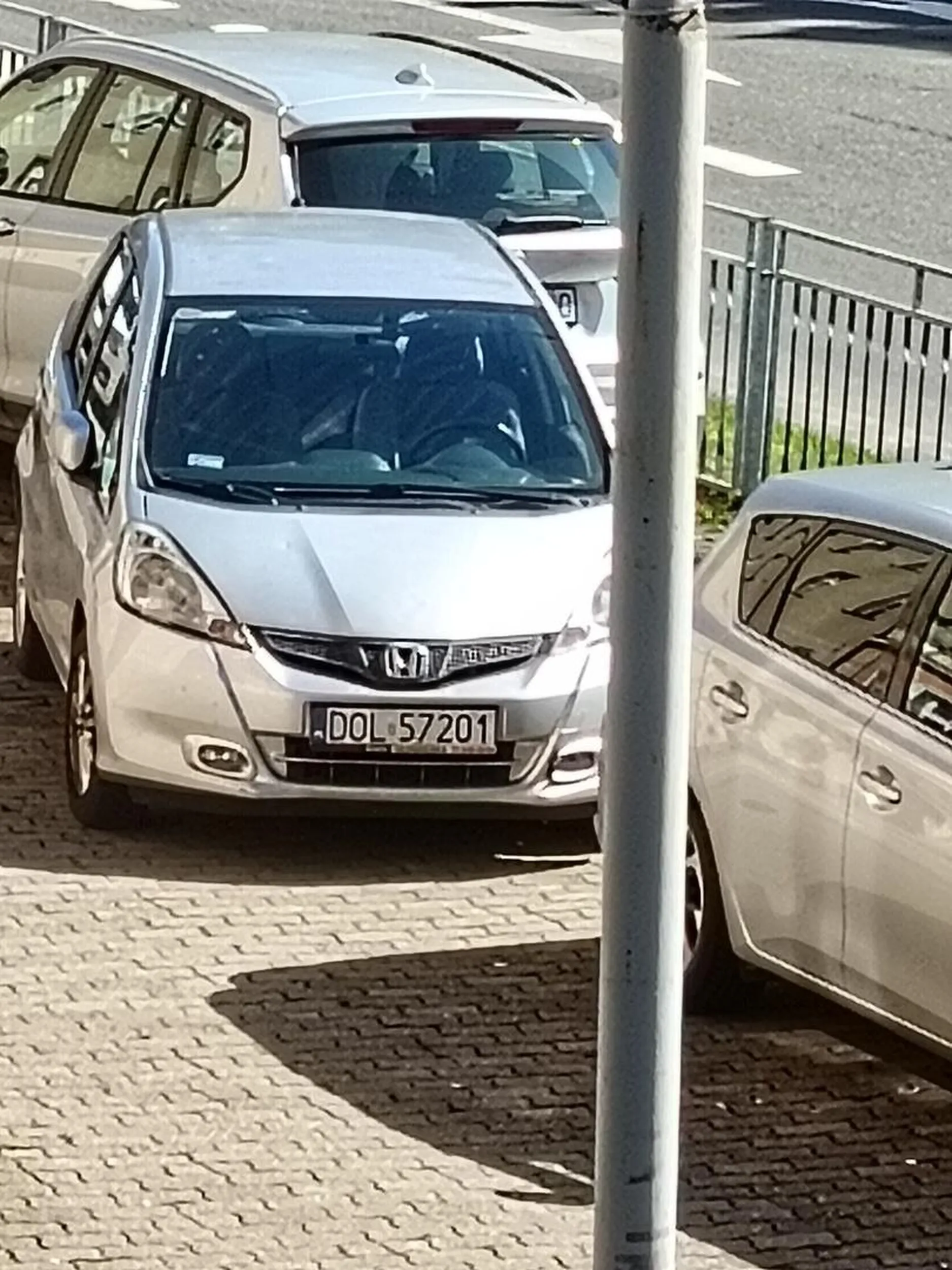 Parkowanie pierwsza klasa. Ludzie w tych czasach parkują, nie ma miejsca to nie problem się zrobi samo