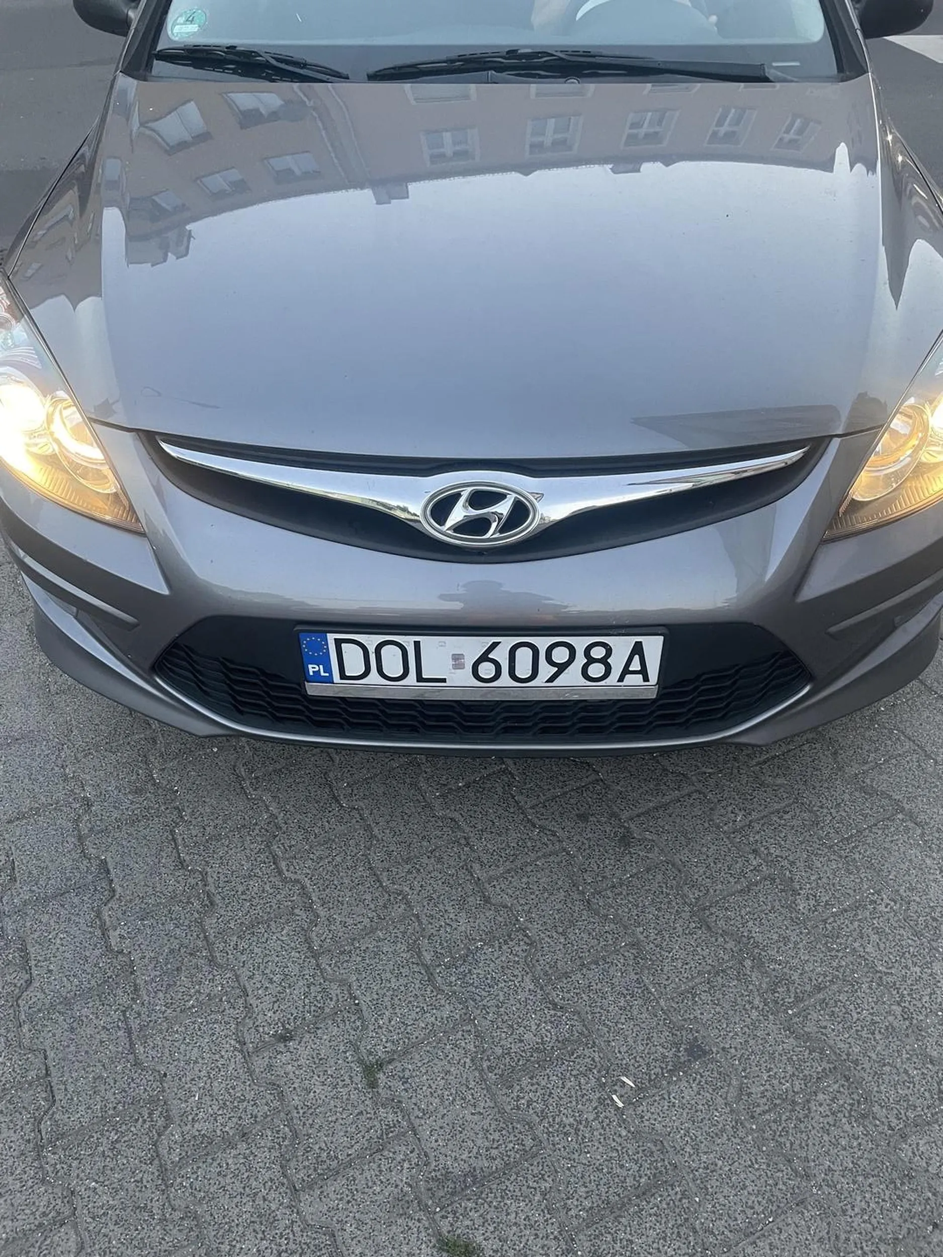 Panią należy wysłać na kursy doszkalające dla emerytów! Nie przepuszcza pieszych na pasach i na zwrócenie na to uwagi twierdzi, że nie ma takiego obowiązku!!! Jak się nie zna przepisów i jest się ślepym jak kret to trzeba oddać prawko i jeździć autobusem miejskim.