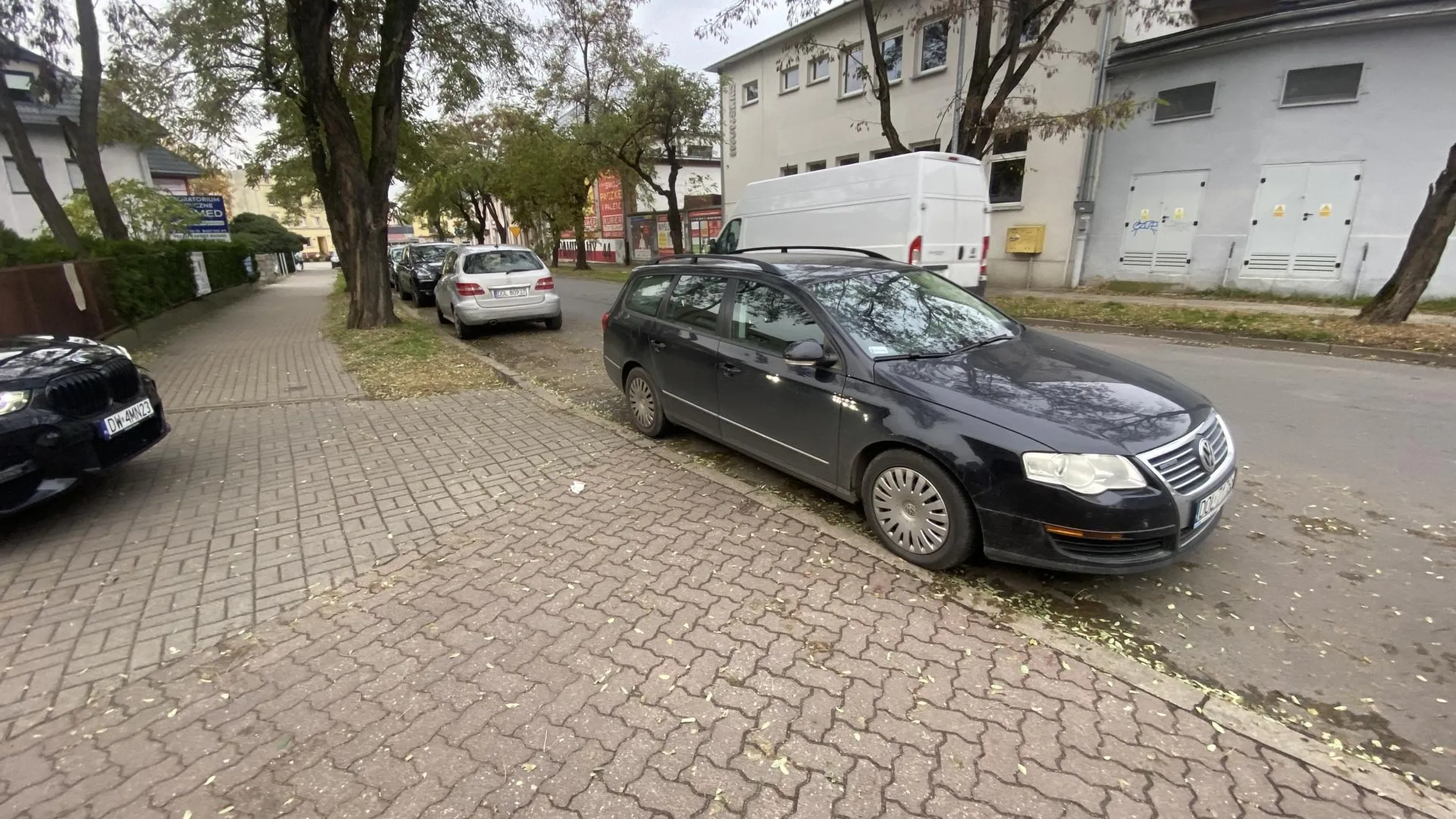 Brak jakiegokolwiek umiejętności jazdy, zaparkował imbecyl na wjedzie.