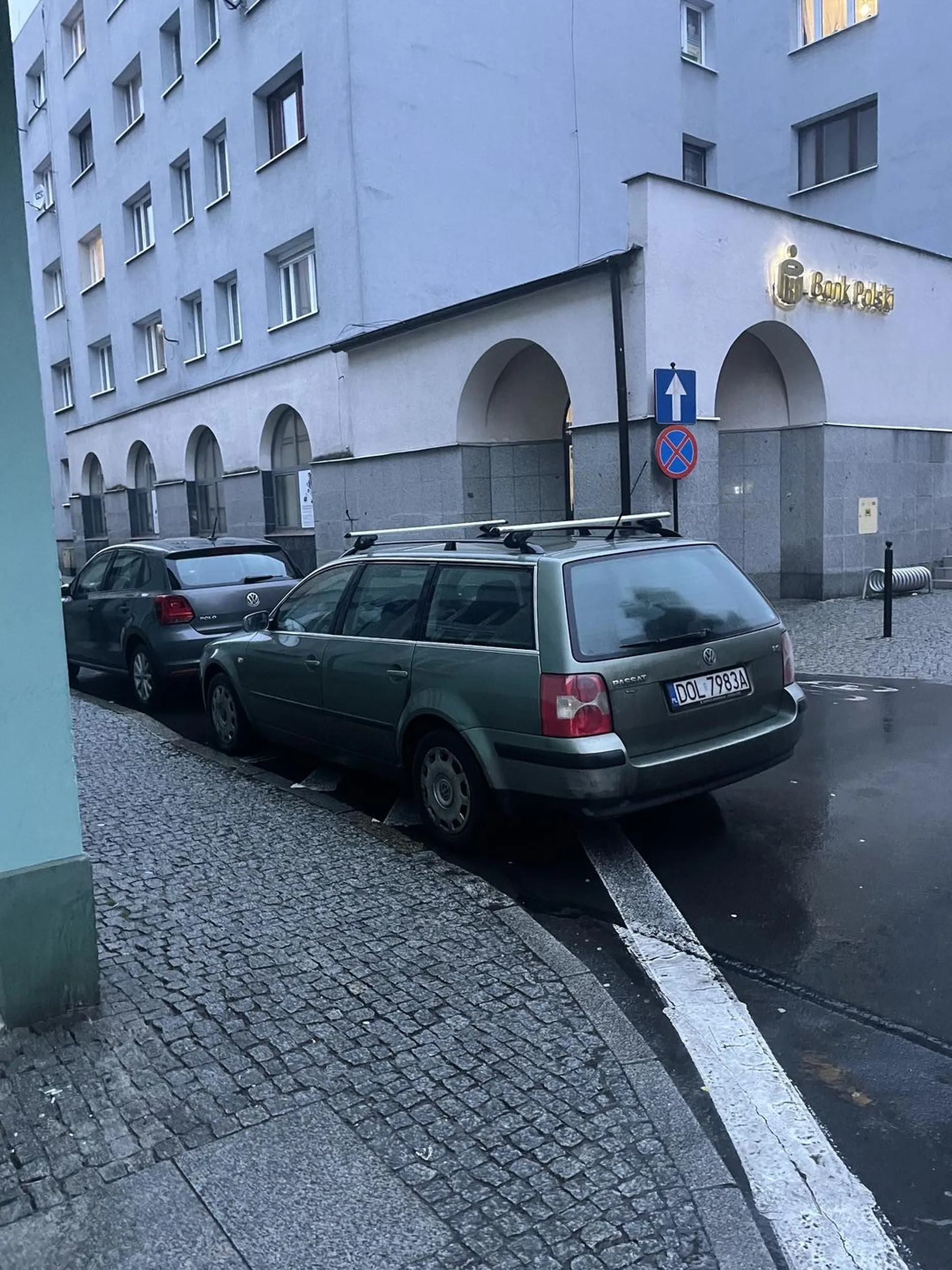 Chu**** kierowca. Parkowania najwyraźniej w czasach tego Pana nie uczono. Jednak istnieją jeszcze kursy doszkalające można skorzystać zamiast całe życie być piz**