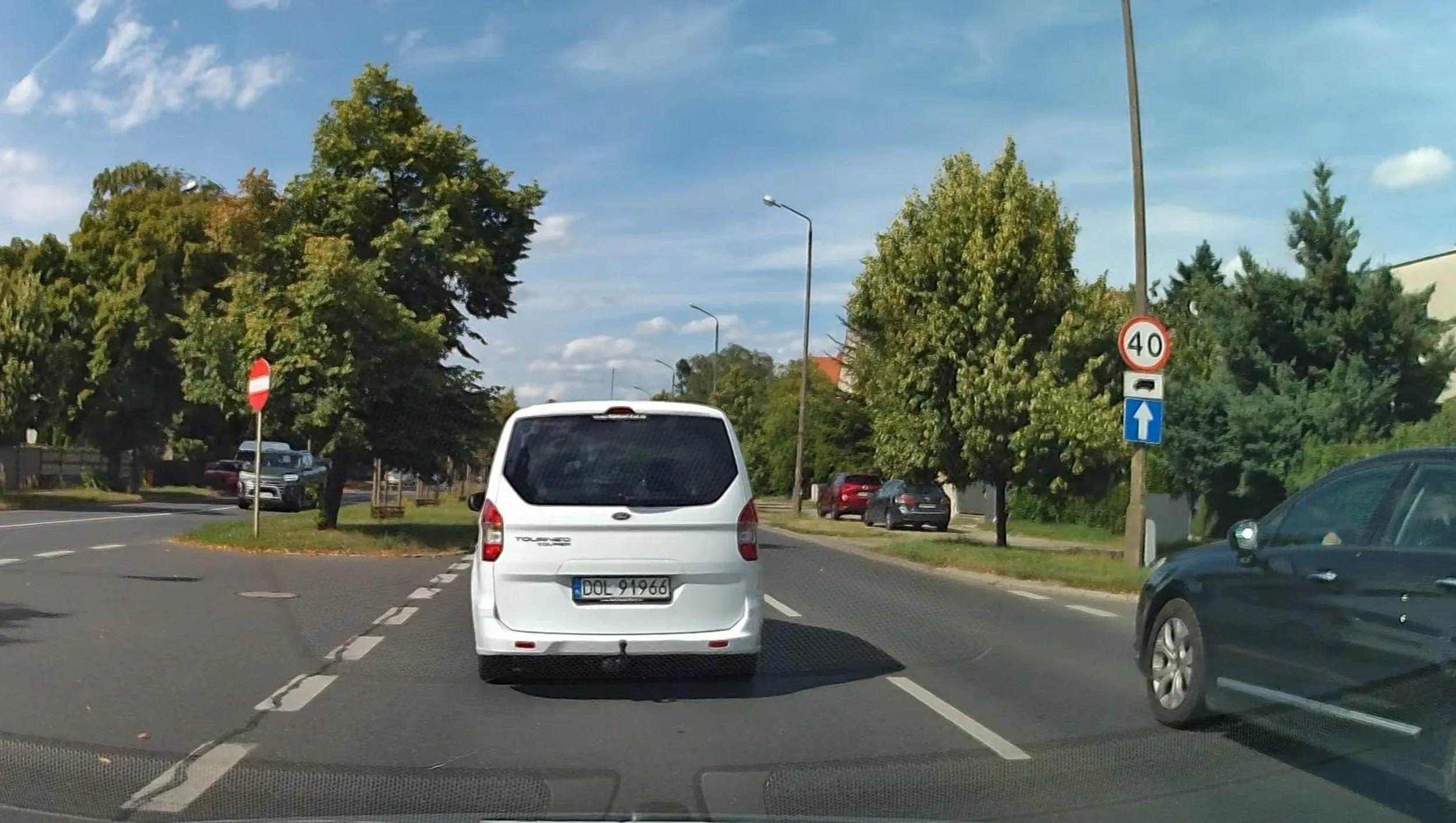 Szeryf lewego pasa, złośliwie blokuje lewy pas przez całe miasto jadąc równo lub wolniej niż auta na prawym. Ostro i złośliwie hamuje.