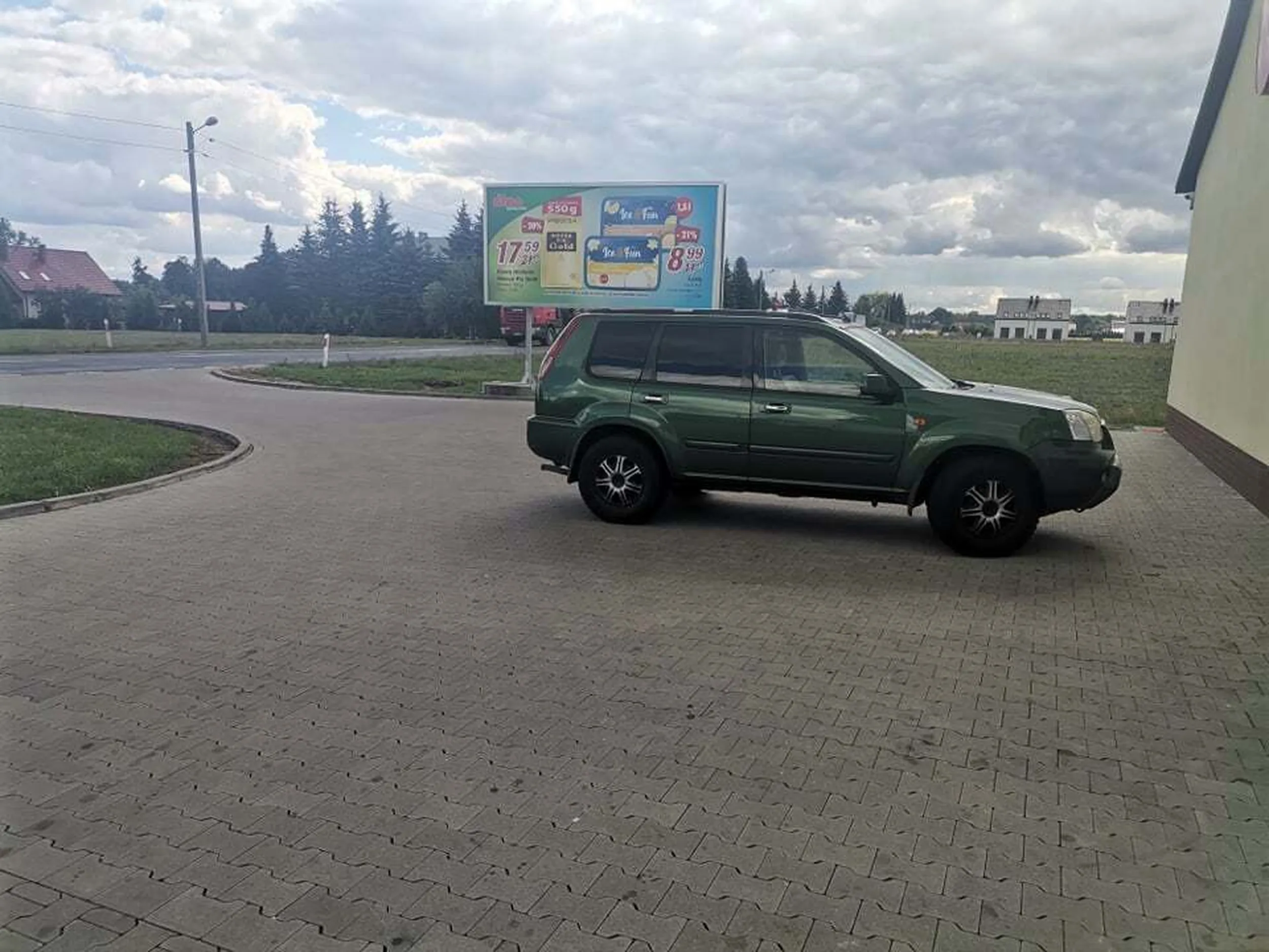 Stary buc staje na miejscu nieprzeznaczonym do tego, blokuje przejazd jeszcze ma problemy o to