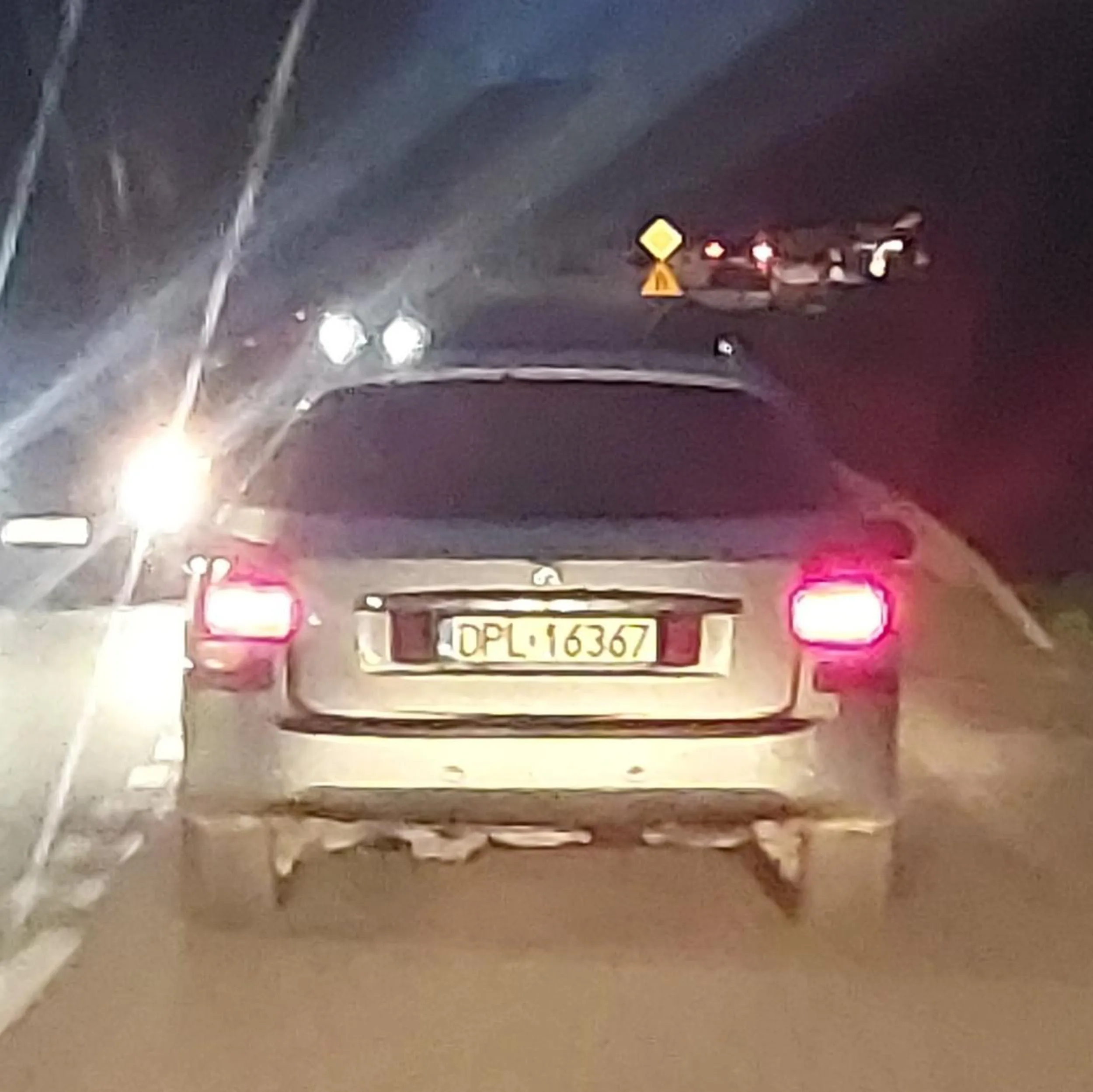 Możliwe, że kierowca pod wpływem nieodpowiednich substancji. Jadąc za kimś miga długimi i porusza się wężykiem