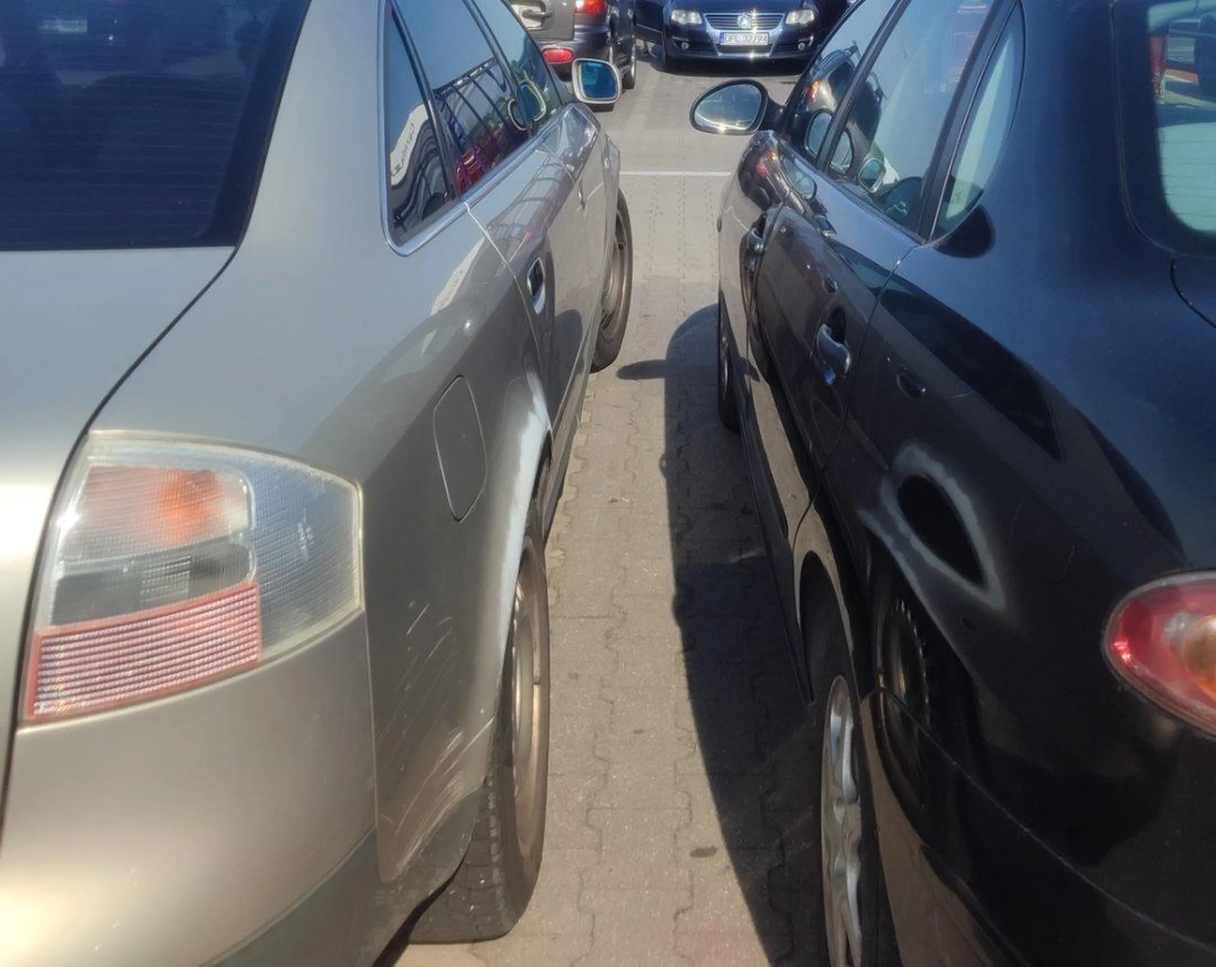 Kierowca mając do dyspozycji dosłownie cały parking stanął obok mnie tak blisko, że nie mogłam później dostać się do samochodu, musiałam na ręcznym przepchnąć go do tyłu. Dobrze chociaż, że z górki i za mną nic nie było.