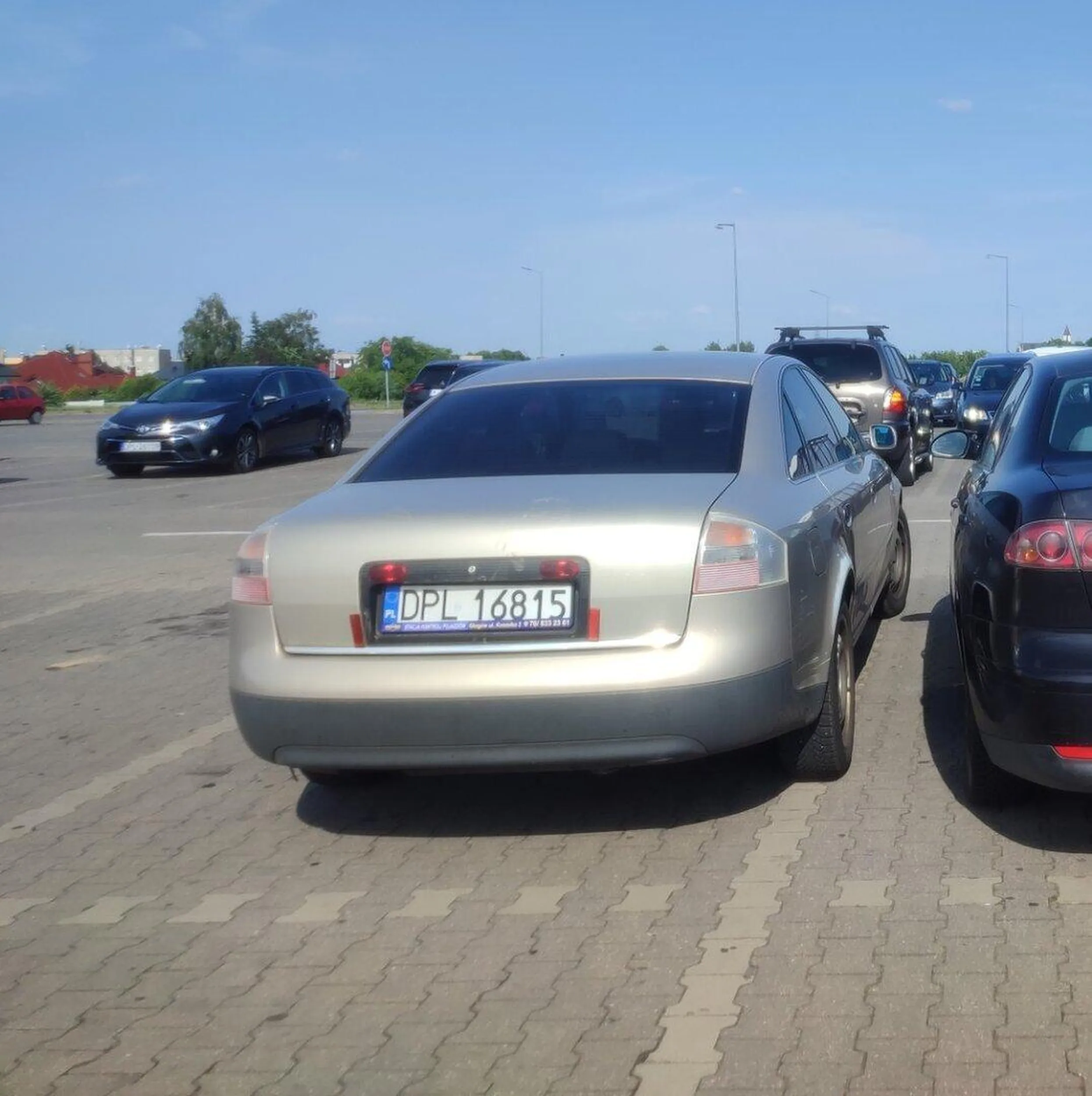 Kierowca mając do dyspozycji dosłownie cały parking stanął obok mnie tak blisko, że nie mogłam później dostać się do samochodu, musiałam na ręcznym przepchnąć go do tyłu. Dobrze chociaż, że z górki i za mną nic nie było.