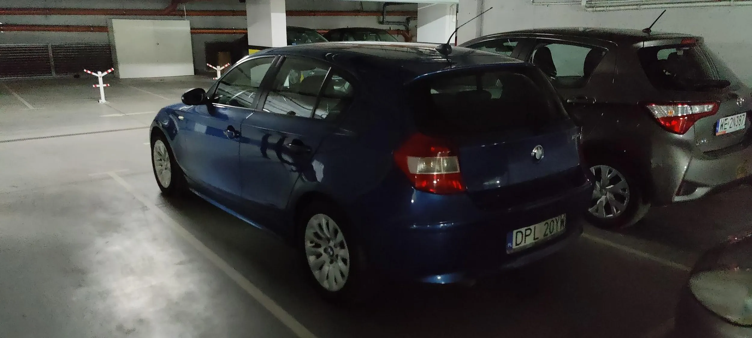 Zajmuje prywatne miejsce postojowe na zamkniętym prywatnym parkingu uniemożliwiając parkowanie właścicielowi.