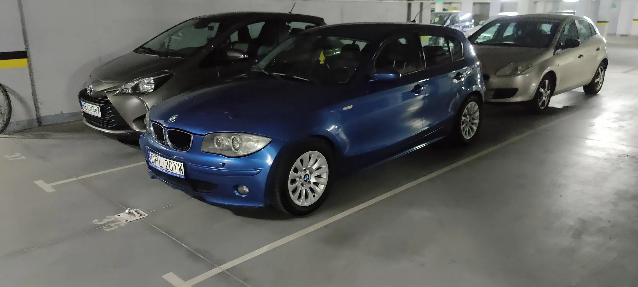 Zajmuje prywatne miejsce postojowe na zamkniętym prywatnym parkingu uniemożliwiając parkowanie właścicielowi.