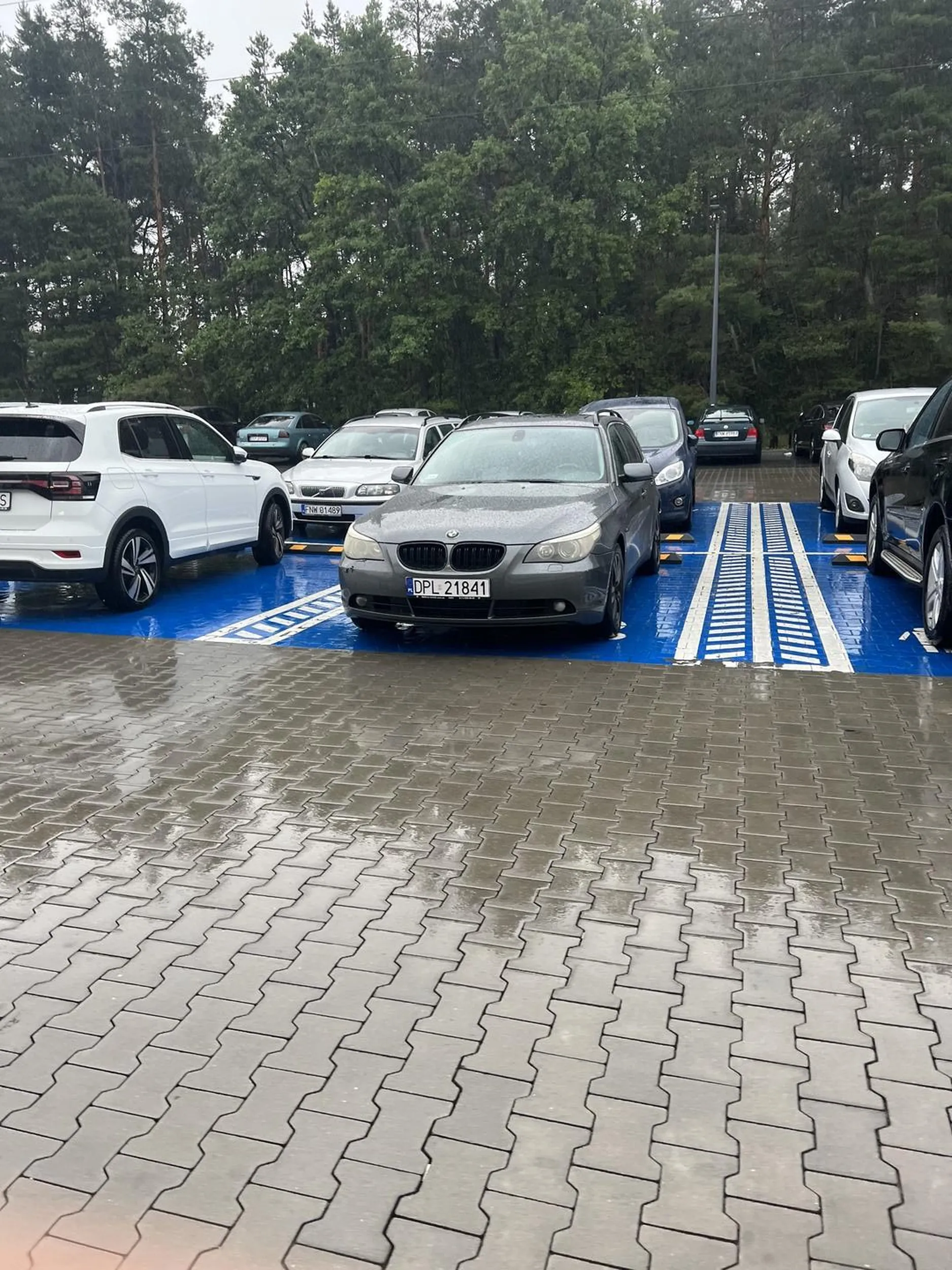 Pajac stanął na miejscu przeznaczonym dla „Mam z dzieckiem” bo lekko padało, ciota z cukru