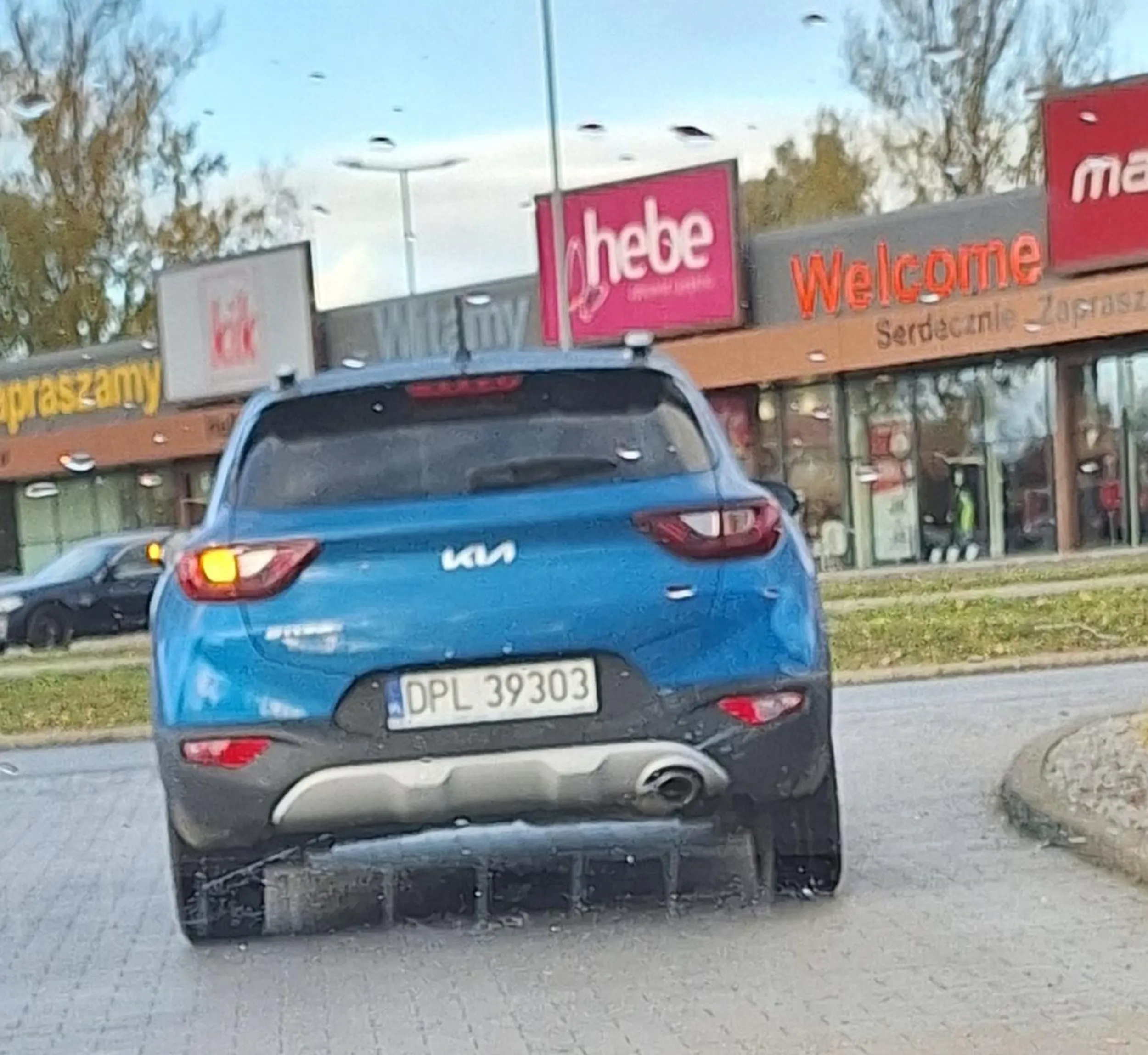 Hipokrytka sama stała jak ostatnia sierota, a rzuca się do ludzi stojących prawidłowo.