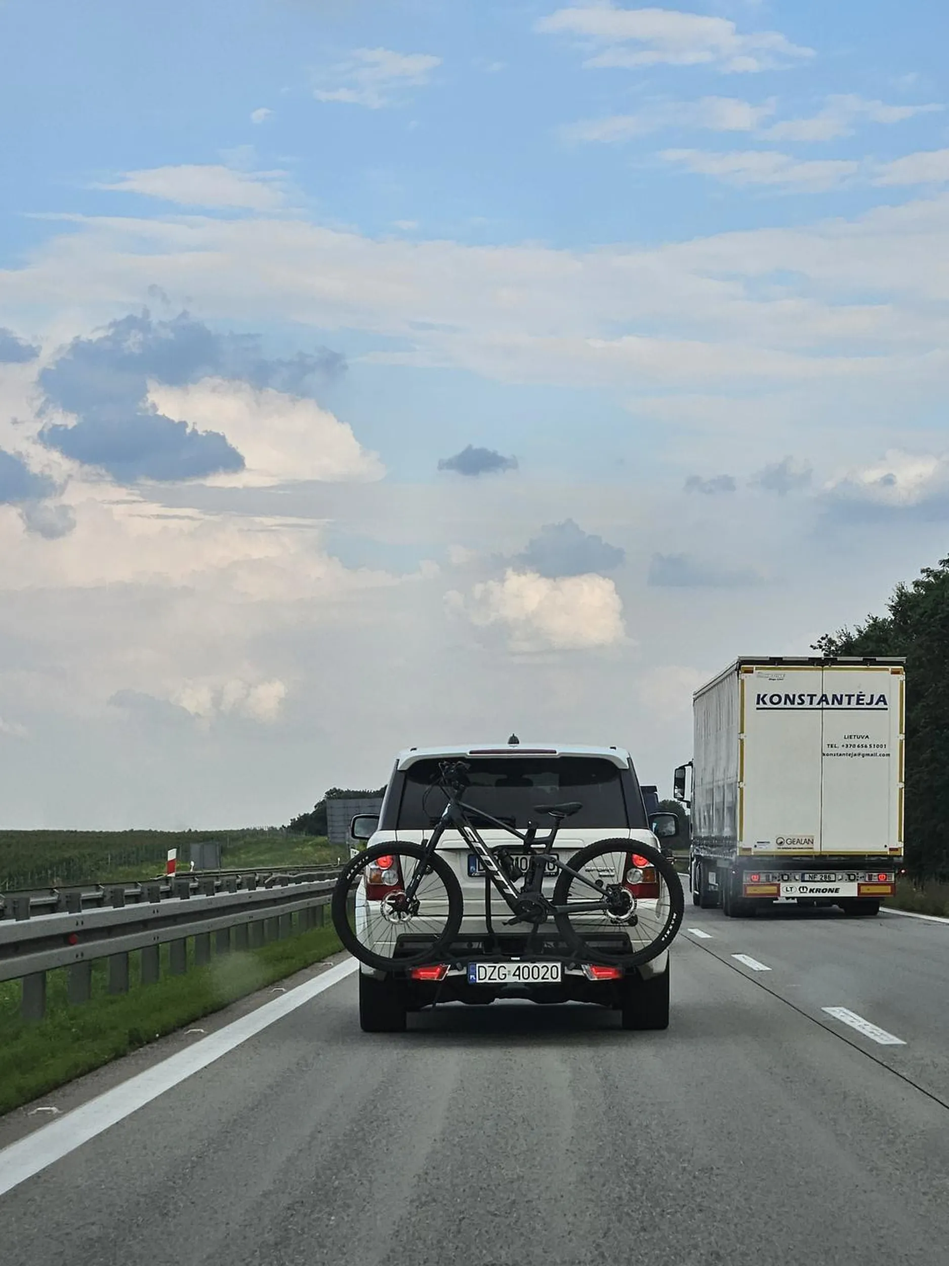 Burak. Perfidnie wjeżdża przed maskę.