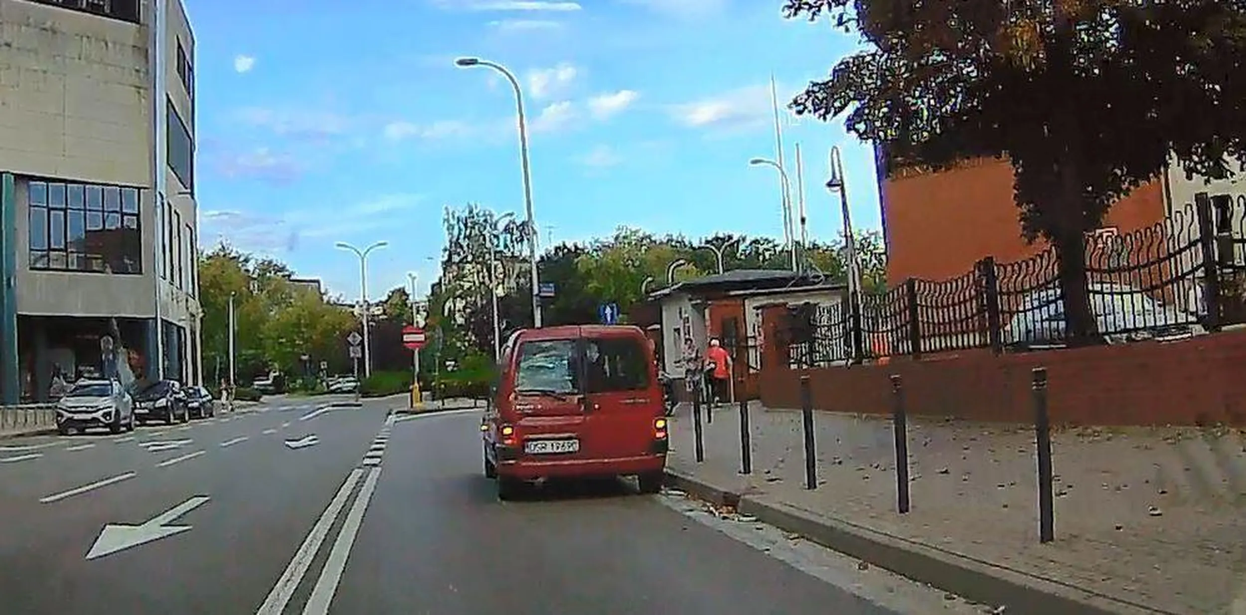 Blokuje i utrudnia ruch i parkuje na środku pasa ruchu, bo szkoda mu 5 zł na wjazd na parking szpitala. Karetki przecież poczekają.