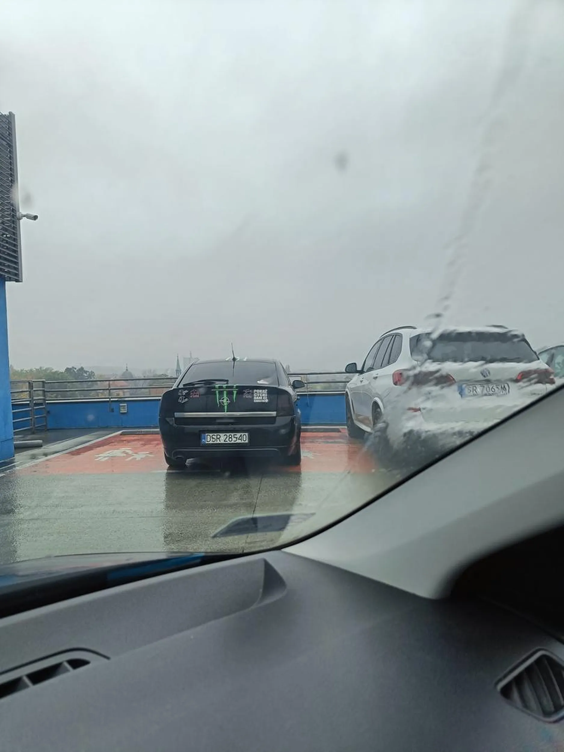 Posiadanie dzieci, którym nie płaci się alimentów nie uprawnia do zajmowania dwóch miejsc parkingowych dla rodzin z dziećmi.