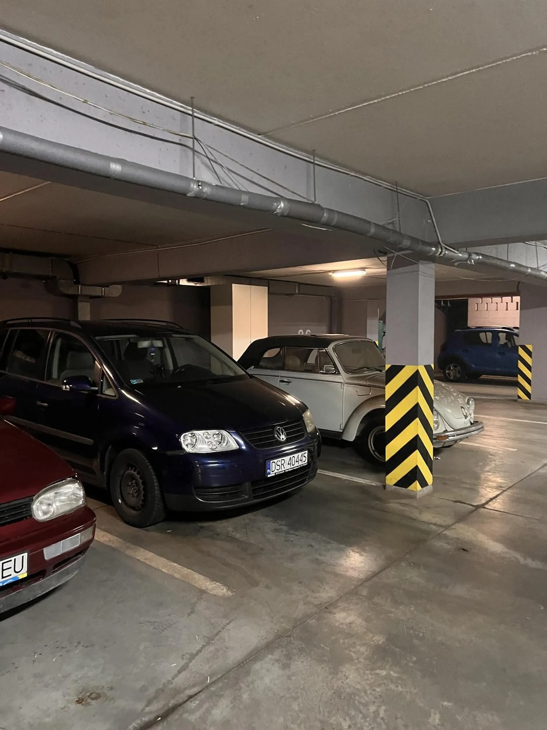 Pan Turysta przyjechał na wakacje i od dwóch dni terroryzuje mieszkańców Sopotu zajmując im miejsca garażowe i nie używa lusterek (prawie potrącił rowerzystę).