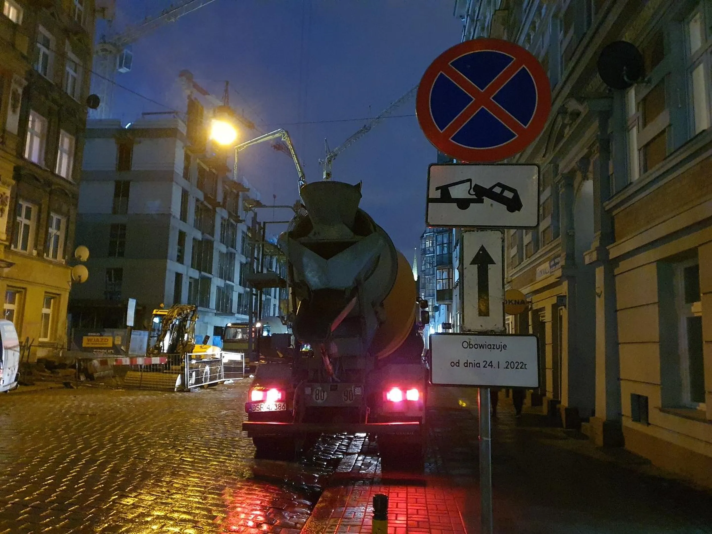 Betoniarka to chyba pojazdy uprzywilejowane prawie jak karetka na sygnale przepisy jej nie dotyczą. Chodnik z którego zostały odholowane wszystkie osobówki, stał się parkingiem dla betoniarek którego go brudzą i niszczą. Na moją uwagę, że jest zakaz burak za kierownicą kazał mi spadać. Po zgłoszeniu na straż miejską otrzymałem informacje o tym, że nie da się ustalić sprawcy. xD