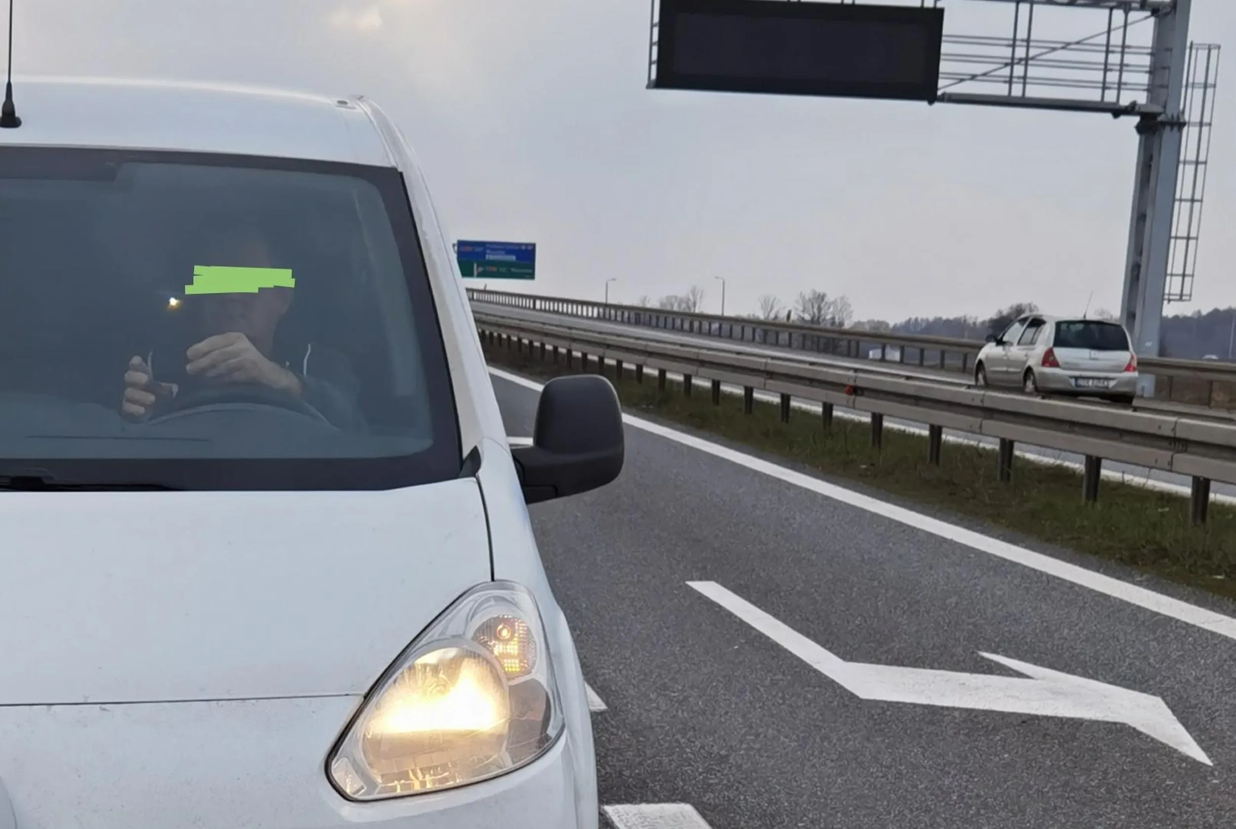 Celowo blokuje skrajny lewy pas, w tym na obwodnicy. Złośliwie przyspiesza gdy próbujesz wyprzedzać prawym. Po udanym wyprzedzeniu (bez wymuszenia ani niczego) goni Cię jak opętany przekraczając prędkość i robi zdjęcia (nie wiem nawet po co, skoro nie popełniasz wykroczeń, do pamięciówki?) Próbowałem zgłosić do firmy ale mieli dziś zamknięte. Uważajcie, jakiś frustrat i czub.