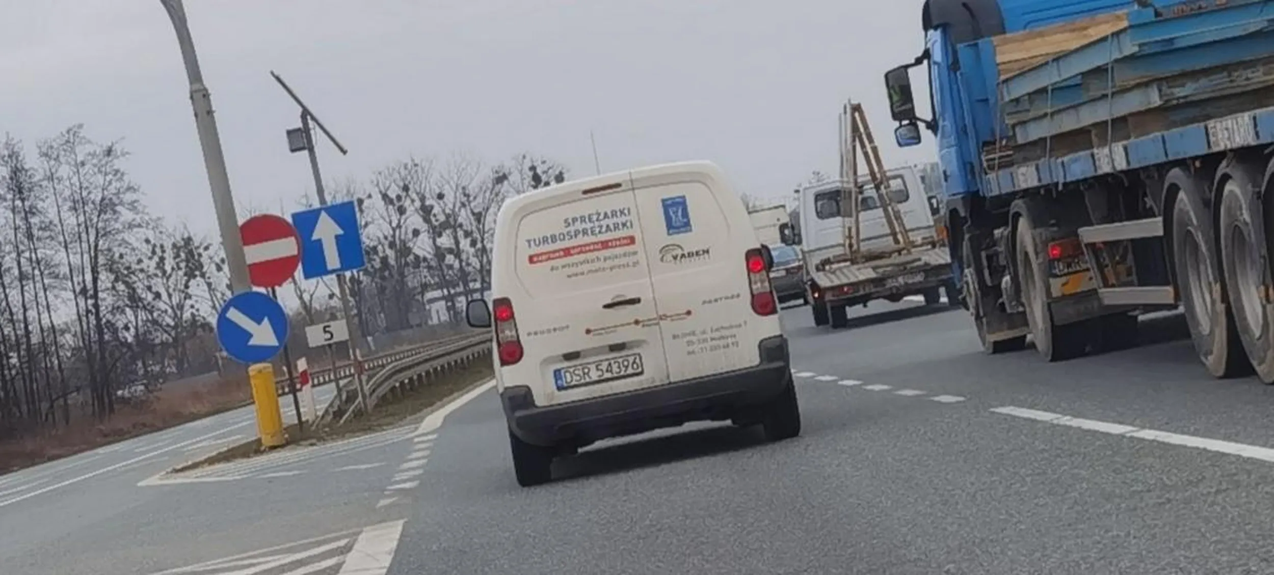 Celowo blokuje skrajny lewy pas, w tym na obwodnicy. Złośliwie przyspiesza gdy próbujesz wyprzedzać prawym. Po udanym wyprzedzeniu (bez wymuszenia ani niczego) goni Cię jak opętany przekraczając prędkość i robi zdjęcia (nie wiem nawet po co, skoro nie popełniasz wykroczeń, do pamięciówki?) Próbowałem zgłosić do firmy ale mieli dziś zamknięte. Uważajcie, jakiś frustrat i czub.