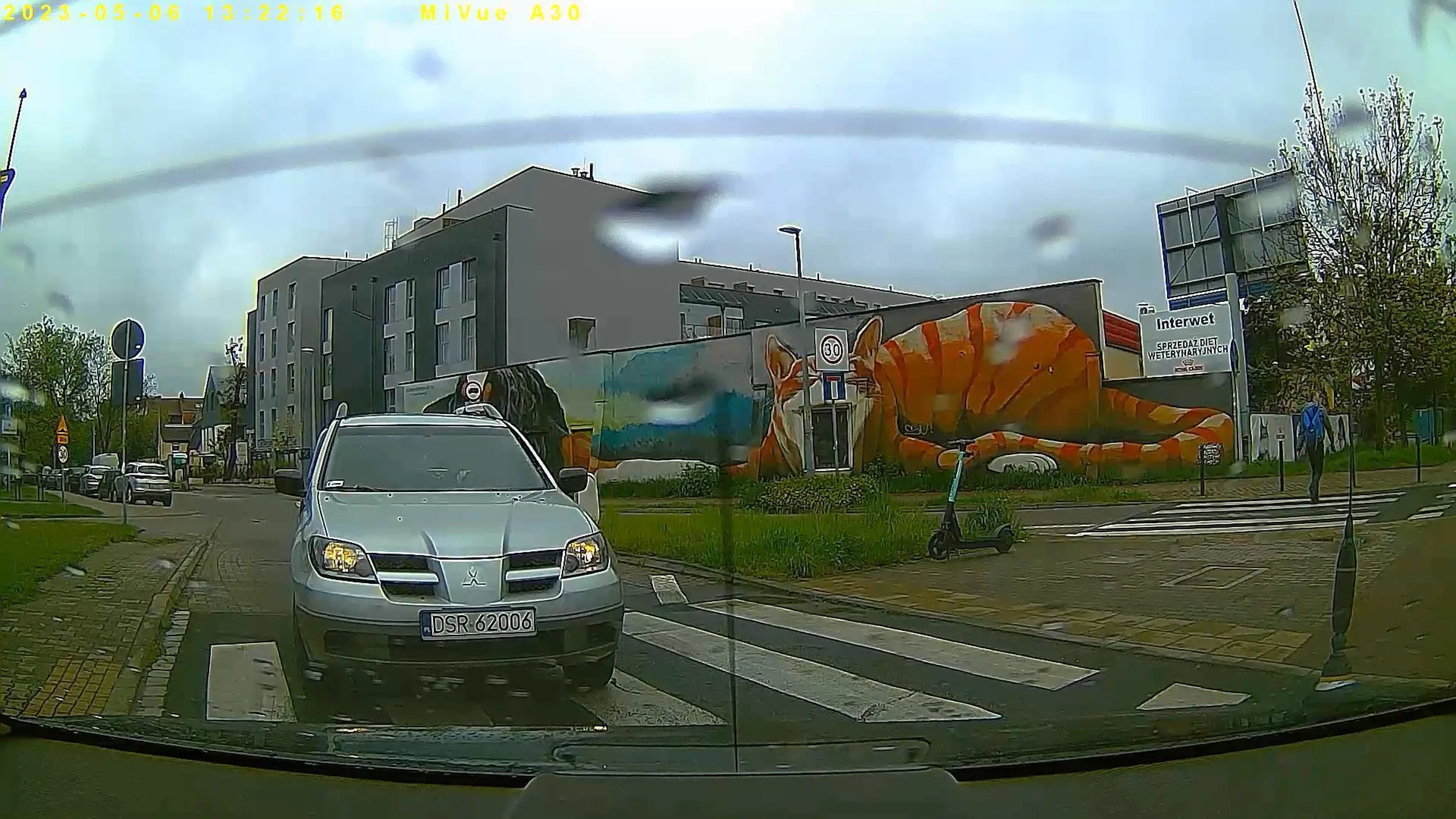 Stoję i czekam na wolny wjazd bo będę zawracał na najbliższych światłach. A TY trąbisz bo co? Bo mam wymusić pierwszeństwo bo Tobie się śpieszy? Co tak szybko odwróciłeś ten stary łeb jak podjechałeś obok? Taki twardziel stary pryku jesteś? I to ruszenie na zielonym aż do odcięcia żeby zaraz hamować i skręcić w prawo? Może ty pijany jeździsz?