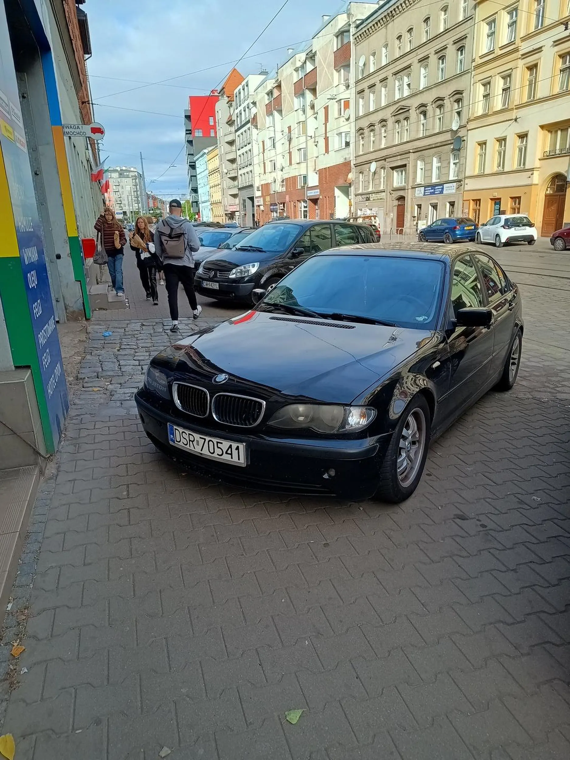 Co się tak skradasz? Trzeba było pod sam budynek podjechać. Albo najlepiej walnąć w ścianę, głową.