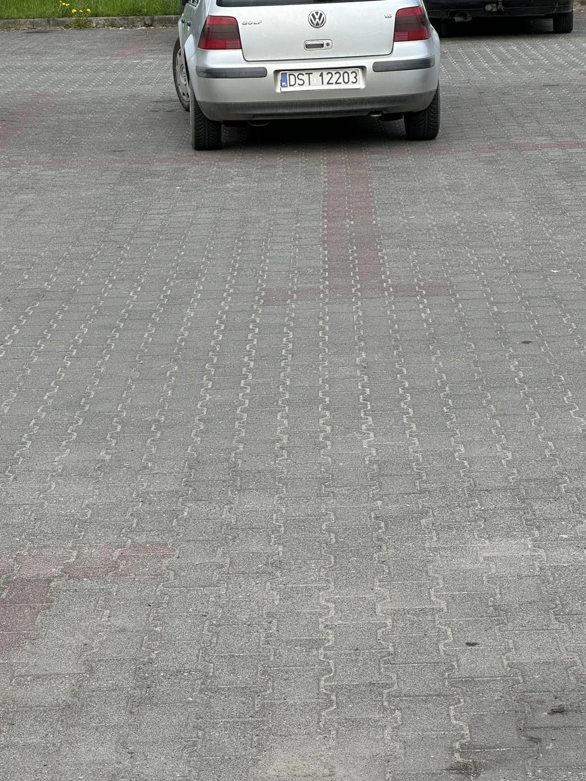 Piękne parkowanie złomo wozem na dwóch miejscach parkingowych