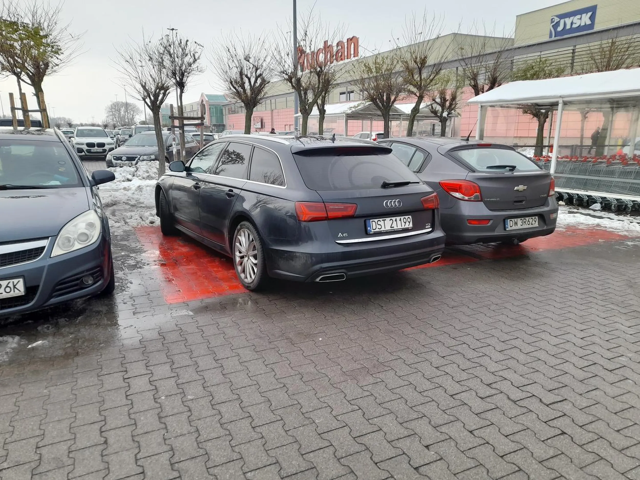 Bezczelnie parkuje na miejscu dla rodzin z dziećmi, mimo że po przeciwnej stronie nieco wcześniej są wolne miejsca. Na pytanie "czy ma Pan na pokładzie dziecko?" odpowiada "Tak", po czym zabiera plecak i idzie sobie. Przez przednią szybę (tylne zaciemnione) widać że nie ma nawet fotelika, nie mówiąc o dziecku w aucie. Bezczel najwyrazniej nie wie co to znaczy wyjąć 15 kilo dziecka z auta przy własnej wadze 45 kg w wąskim przejściu miedzy autami... Mam nadzieję że kiedyś będzie potrzebował przestrzeni i nie będzie jej miał. Mam nadzieje że nie ma dzieci i nigdy nie będzie ich miał, mimo chęci :P