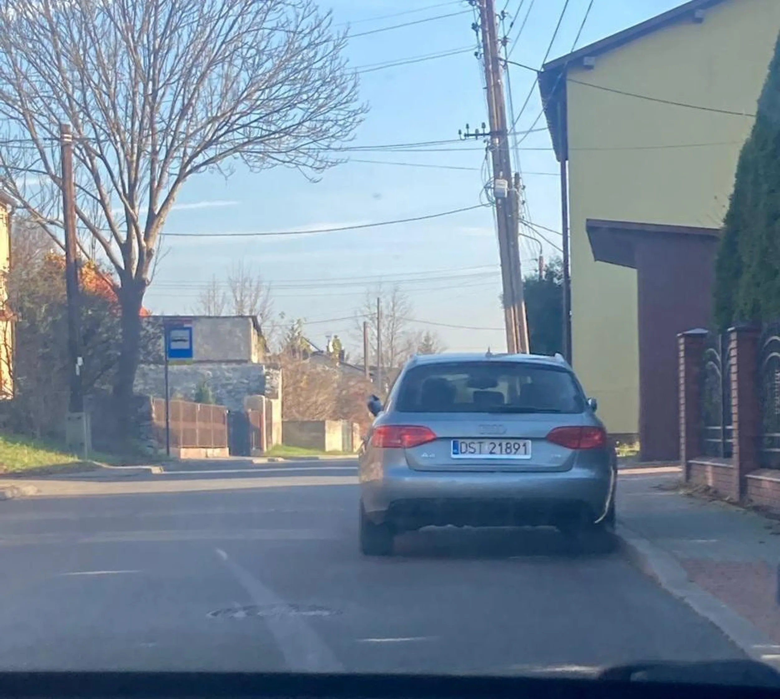 Buc notorycznie staje na jezdni w Dąbrowie Górniczej, przed zakrętem i przed skrzyżowaniem