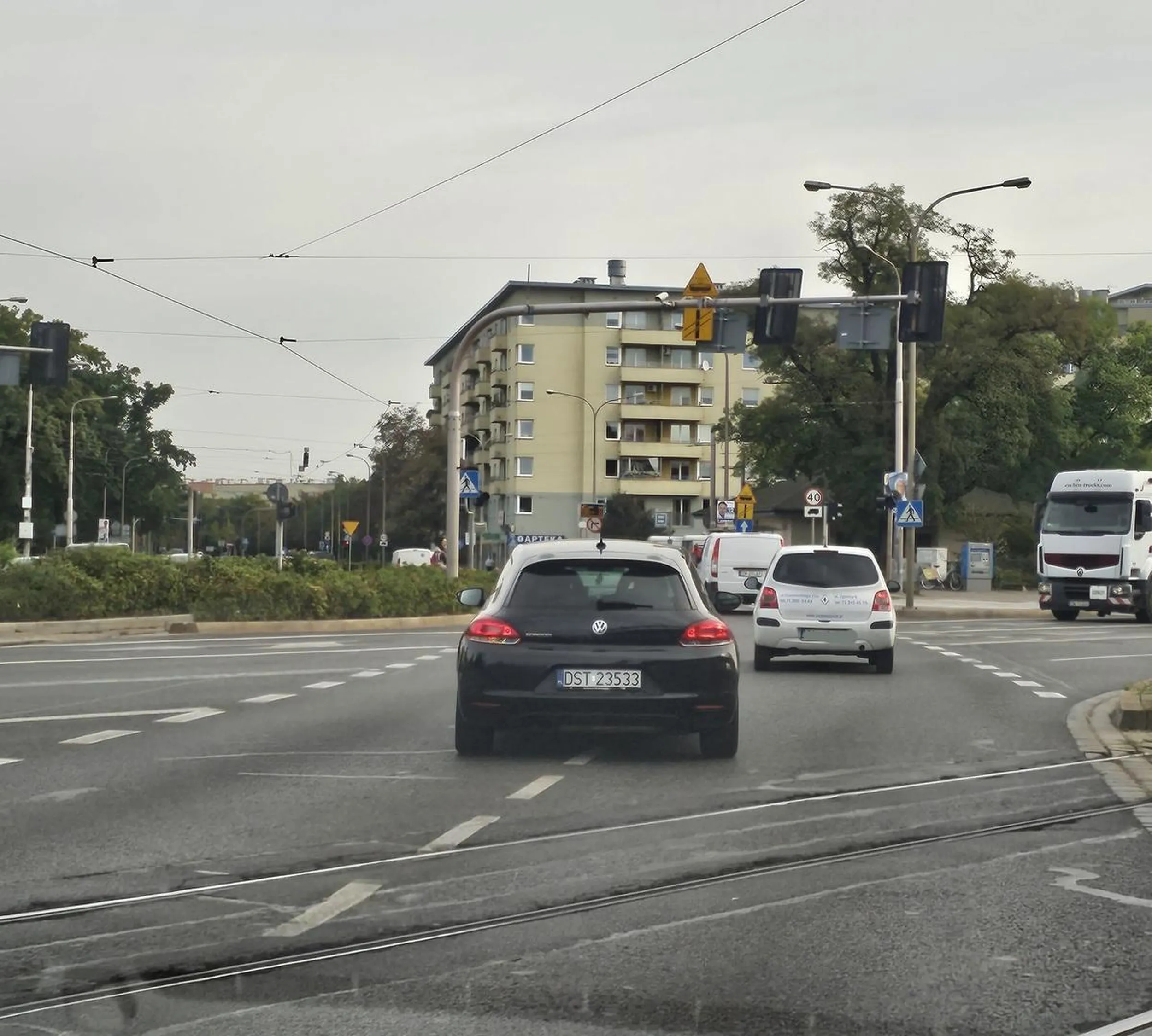 Slalom między samochodami w mieście. Panu kierowcy chyba coś się pomyliło...