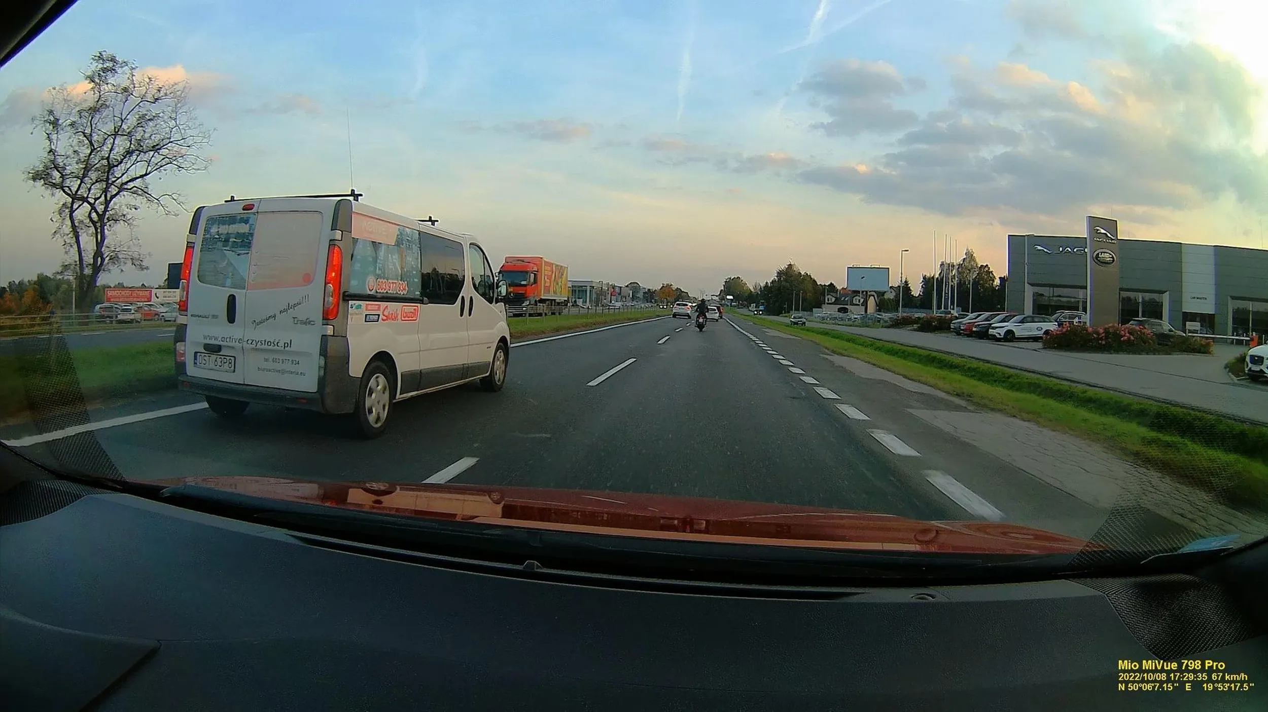 Przegapił zjazd i zamiast zwolnić, albo pogodzić się z losem i nadrobić drogi, to woli zajechać innemu drogę i przejechać linię ciągłą