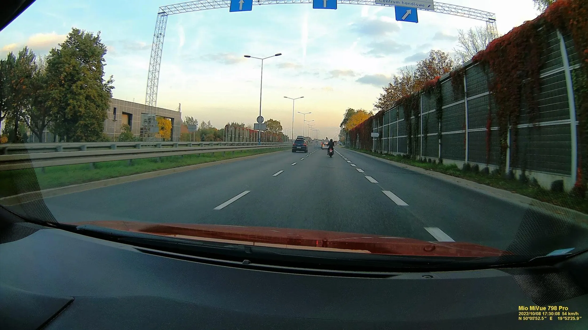 Przegapił zjazd i zamiast zwolnić, albo pogodzić się z losem i nadrobić drogi, to woli zajechać innemu drogę i przejechać linię ciągłą