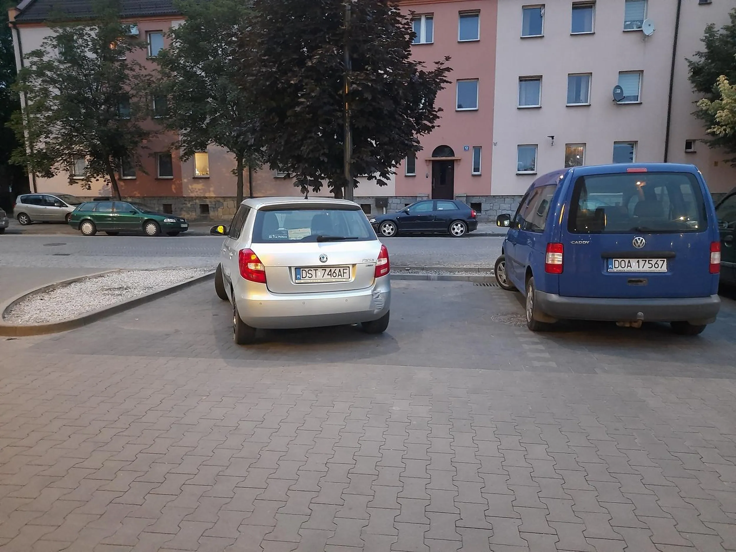 Mam małego to parkuje na dwóch.