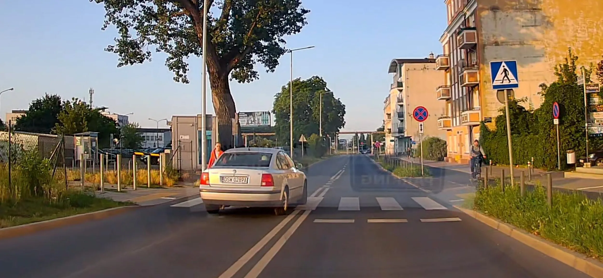 Baran zaczął mnie wyprzedzać przed przejściem dla pieszych w trakcie jak przez pasy przechodziła kobieta. Po zauważeniu pieszej zero reakcji, kontynuował manewr.