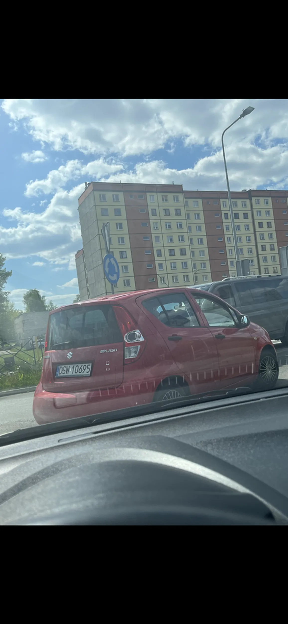 Wjeżdżając na rondo nie patrzy na samochody już na nim będące za wszelka cenę dodaje gazu i zbliża się do auta żeby wymusić pierwszeństwo