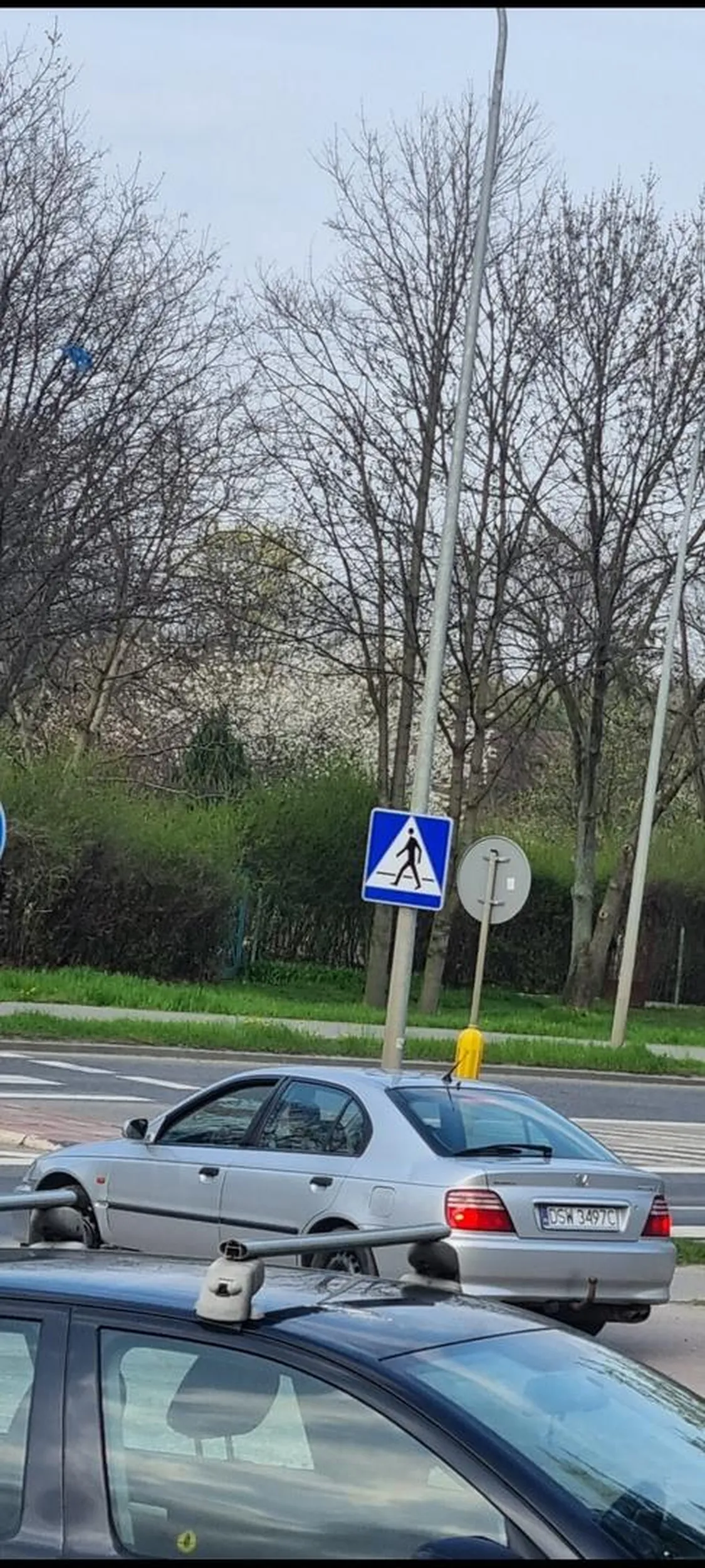 Wymuszanie pierwszeństwa, telefon i przerywanie podwójnej ciągłej.