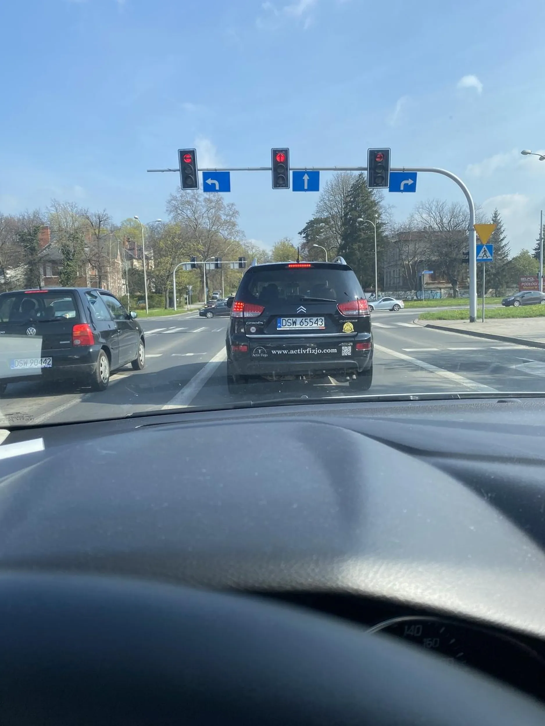 Najwiekszy pajac na drodze, wpieprzyl się przede mnie, mimo ze trabilem na niego, zrobił to z premedytacja i gdybym nie zahamował byłaby niezła stłuczka, nie pozdrawiam pajaca