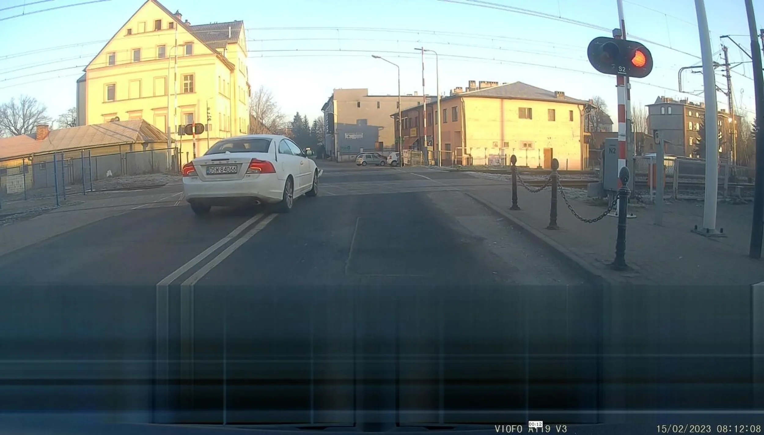 Białe Volvo C70, między Świdnicą a Żarowem w tych okolicach, brzydko jeździ już dawno powinien (powinna?) stracić prawo jazdy za wykroczenia