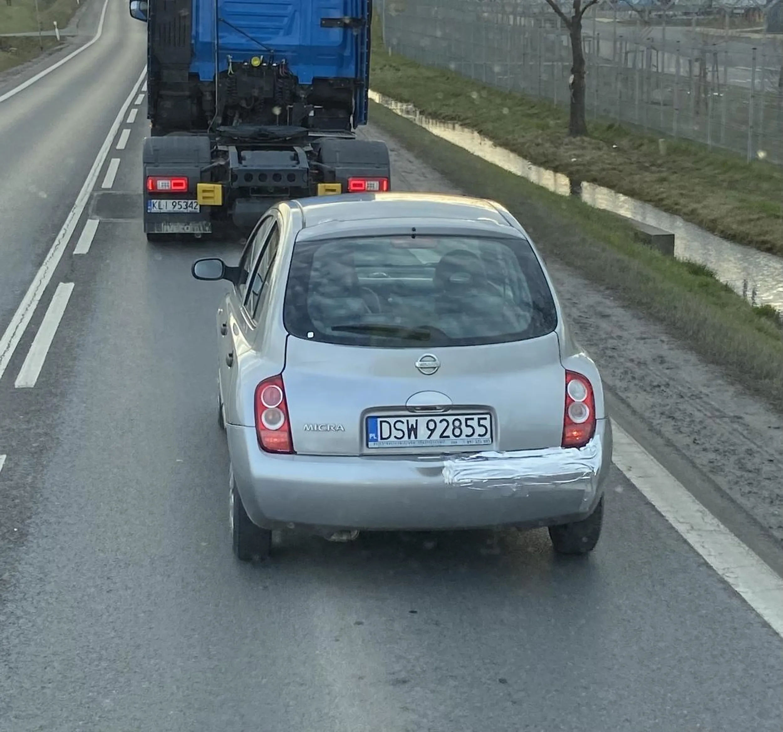 Kobieta wymusiła pierwszeństwo i zmusiła kierowcę do gwałtownego hamowania. Śmiała się z całej sytuacji i odjechała z uśmiechem… Polecam Pani wizytę u dobrego specjalisty.