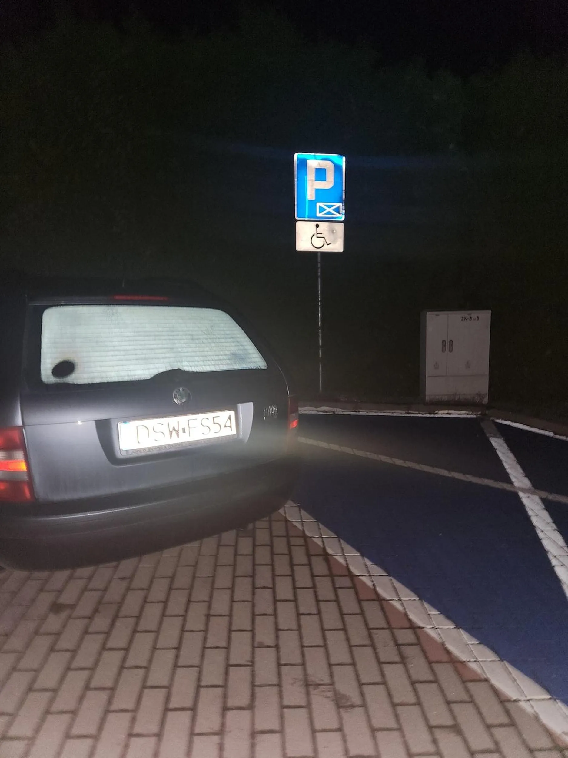 Zaparkowal na miejscu dla normalmych a obok inwalidzkie i mial tam stawać