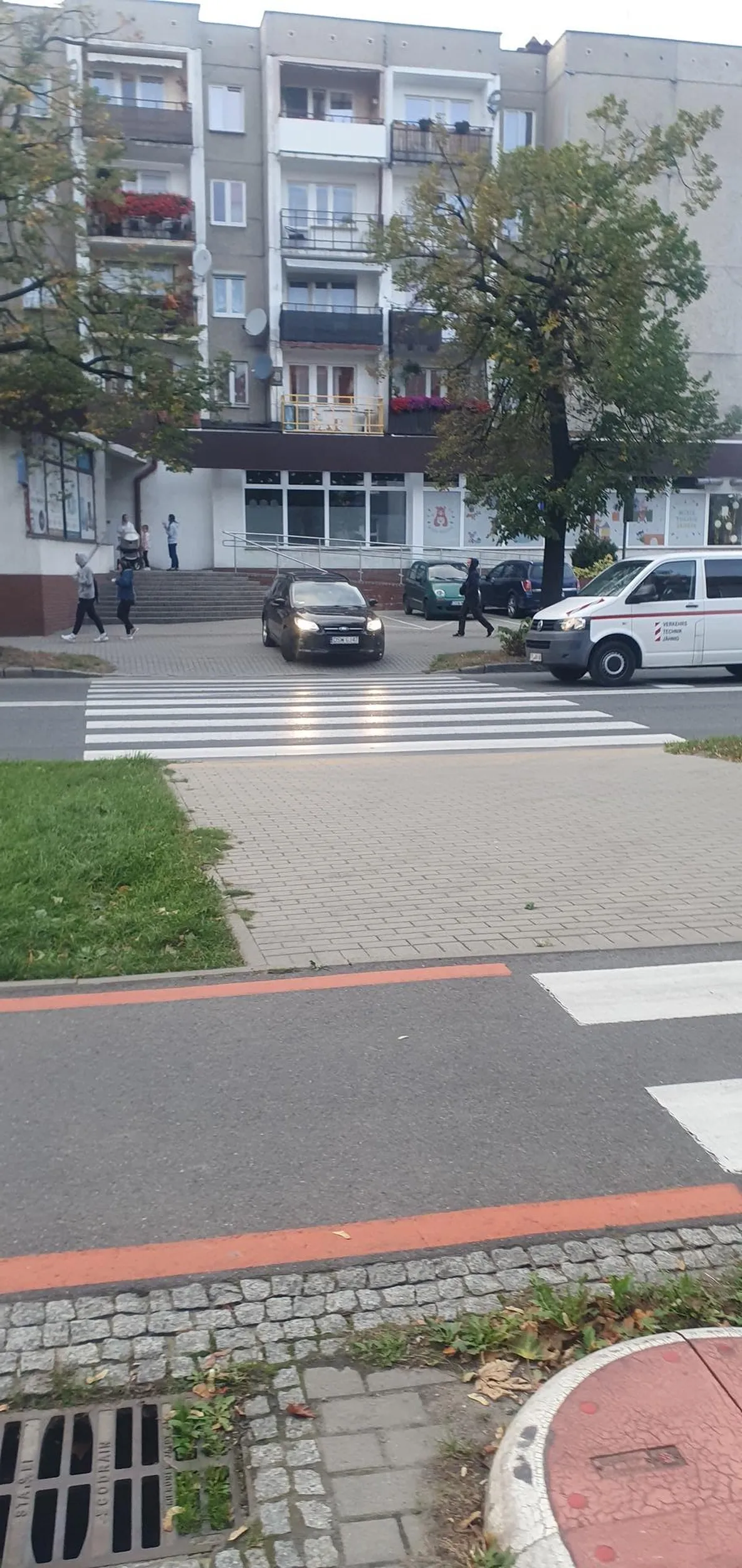 Nie wiem kto dal prawo jazdy. Ale ewidentnie się szarogesisz w tym samochodzie. Uważaj na pieszych bo krzywdę komuś zrobisz